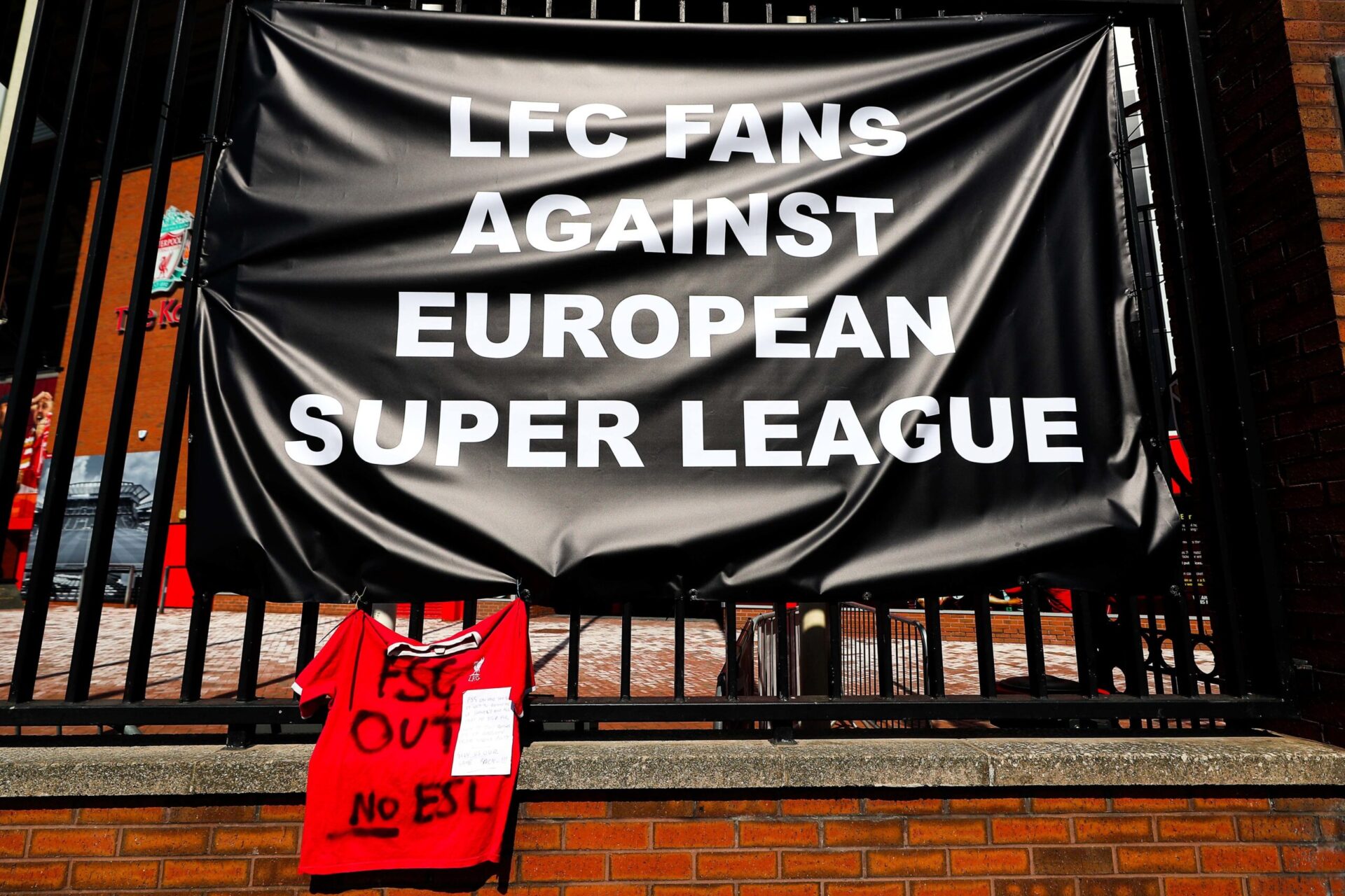 En avril, les r&eacute;actions des supporters et les menaces des instances avaient convaincu neuf clubs fondateurs de se d&eacute;solidariser du projet de Super League (iconsport)