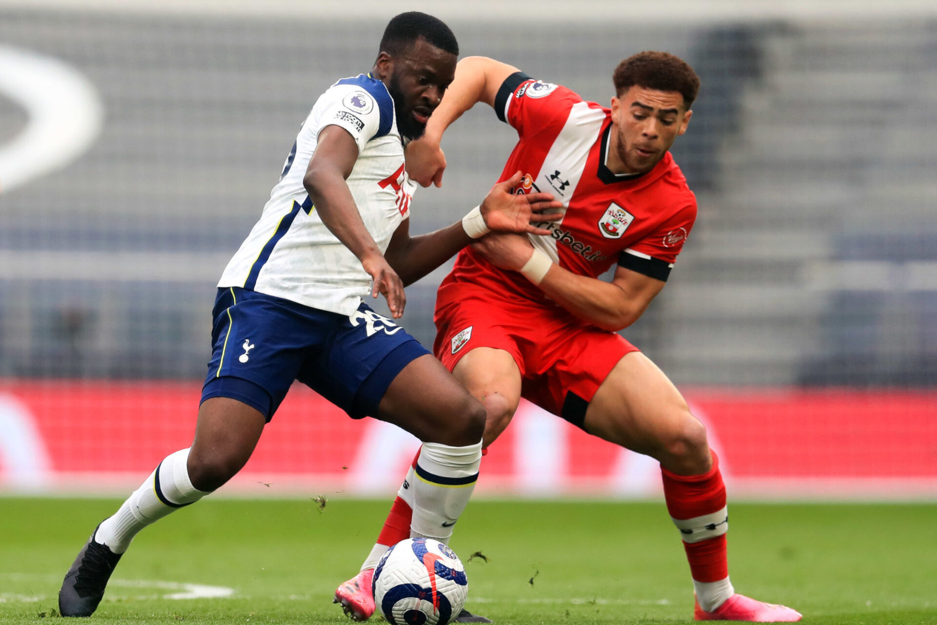 Tanguy Ndomb&eacute;l&eacute; a jou&eacute; en pr&eacute;paration contre Southampton... mais ne devrait plus &ecirc;tre utilis&eacute; par son entra&icirc;neur Nuno Espirito Santo. Icon Sport
