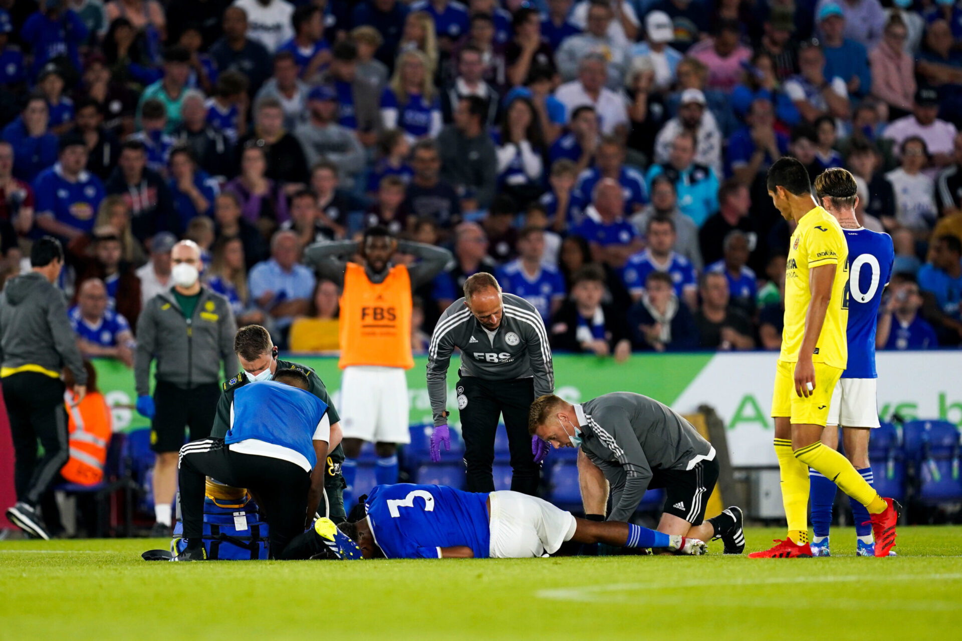 En larmes, le Français a rapidement été pris en charge par le staff médical de Leicester et envoyé à l'hôpital pour y passer des examens (iconsport) En larmes, le Français a rapidement été pris en charge par le staff médical de Leicester et envoyé à l'hôpital pour y passer des examens (iconsport)