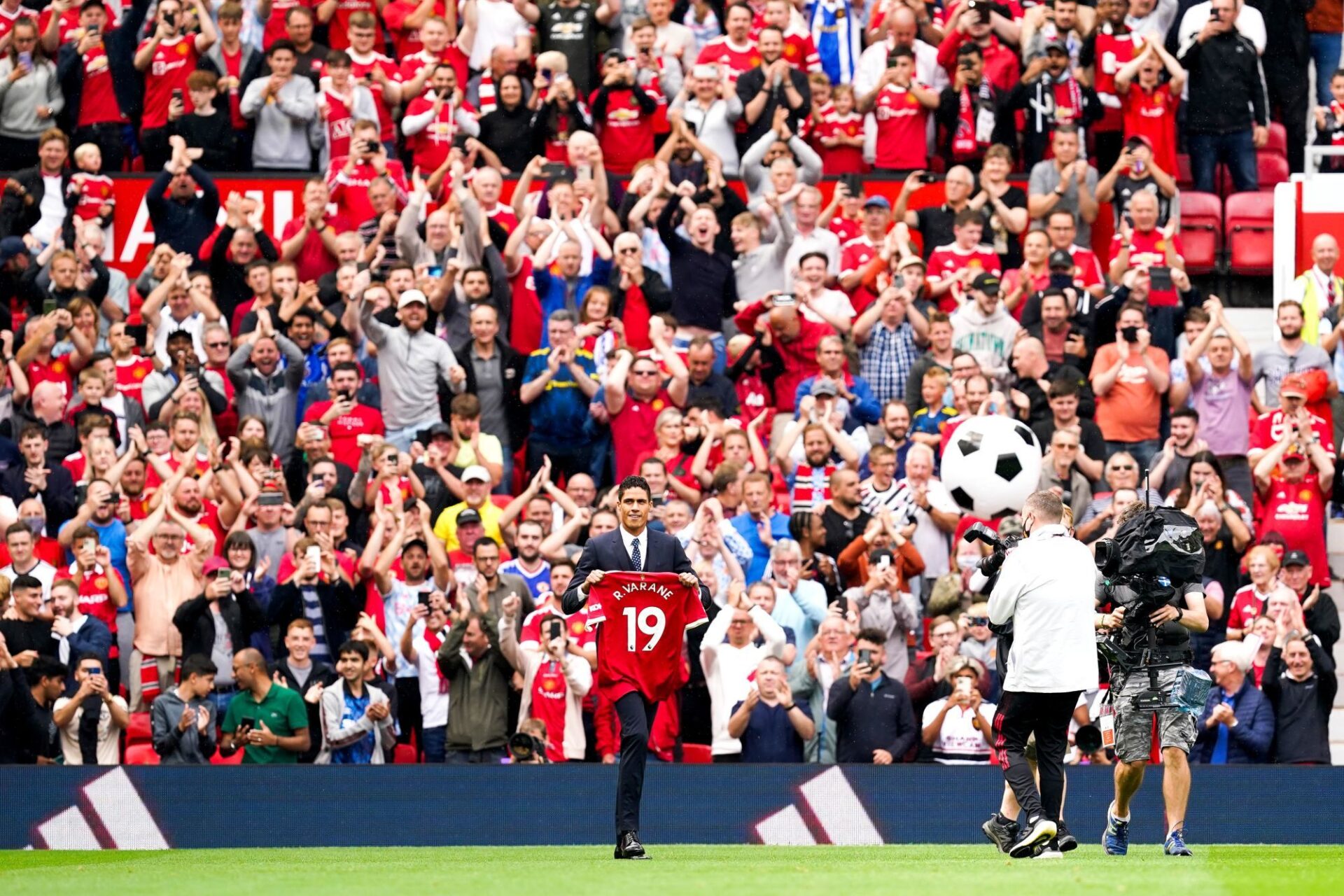 Rapha&euml;l Varane a &eacute;t&eacute; pr&eacute;sent&eacute; au public de Manchester United ce samedi 14 ao&ucirc;t. Icon Sport
