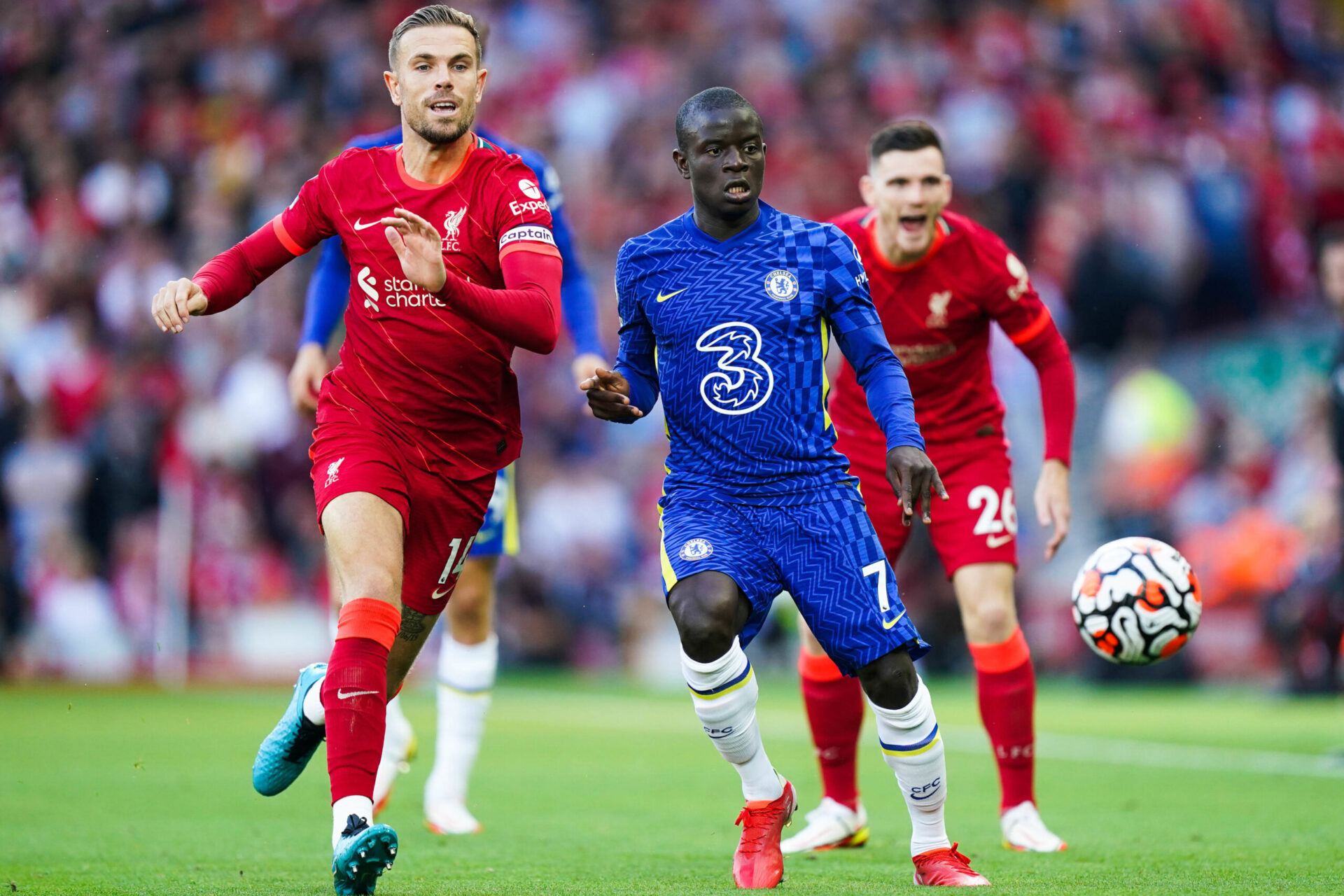 N'Golo Kanté et Jordan Henderson se battent pour le ballon lors de Liverpool - Chelsea (IconSport)