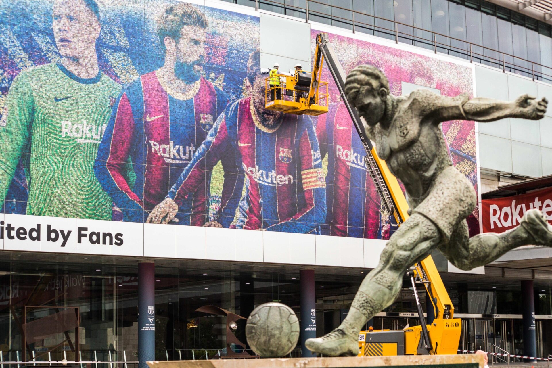 Ce mardi, avant même l'officialisation du transfert de Lionel Messi au PSG, le FC Barcelone se chargeait de retirer le portrait du joueur présent au Camp Nou (iconsport) Ce mardi, avant même l'officialisation du transfert de Lionel Messi au PSG, le FC Barcelone se chargeait de retirer le portrait du joueur présent au Camp Nou (iconsport)