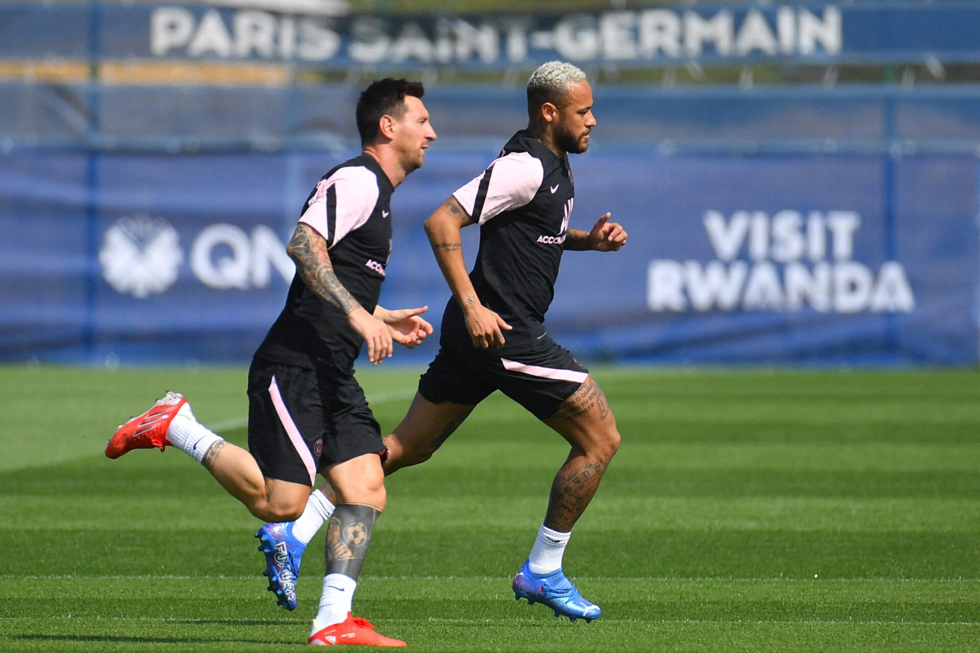 Lionel Messi et Neymar ont effectu&eacute; ensemble les exercices d'&eacute;chauffement durant le quart d'heure ouvert &agrave; la presse (iconsport)