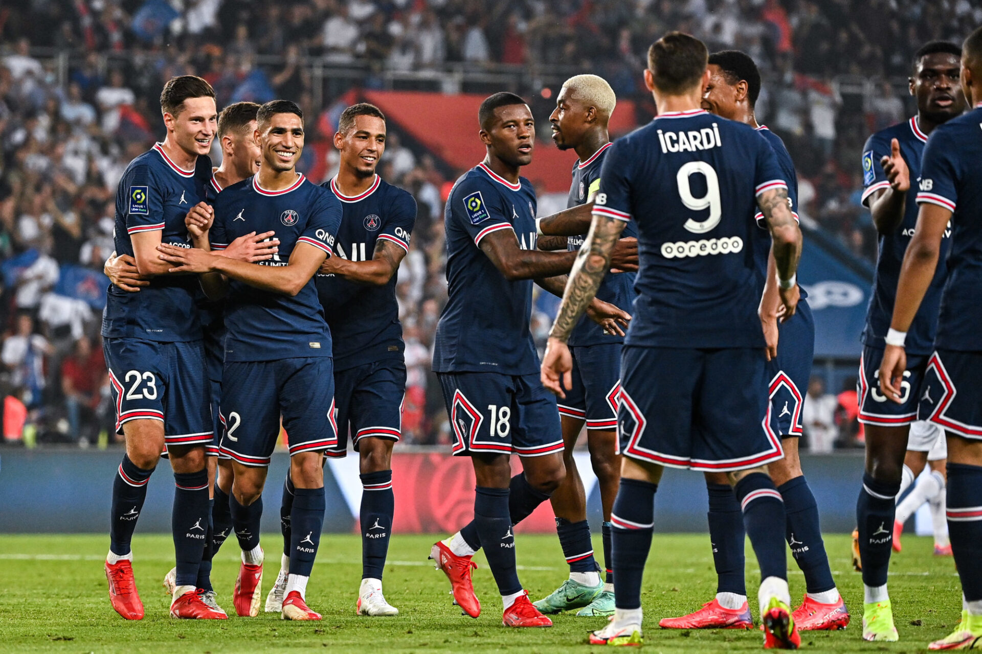 Lionel Messi, Sergio Ramos, Gigi Donnarumma, Achraf Hakimi et Georginio Wijnaldum ont &eacute;t&eacute; pr&eacute;sent&eacute;s au Parc des Princes avant le coup d'envoi contre Strasbourg. Icon Sport