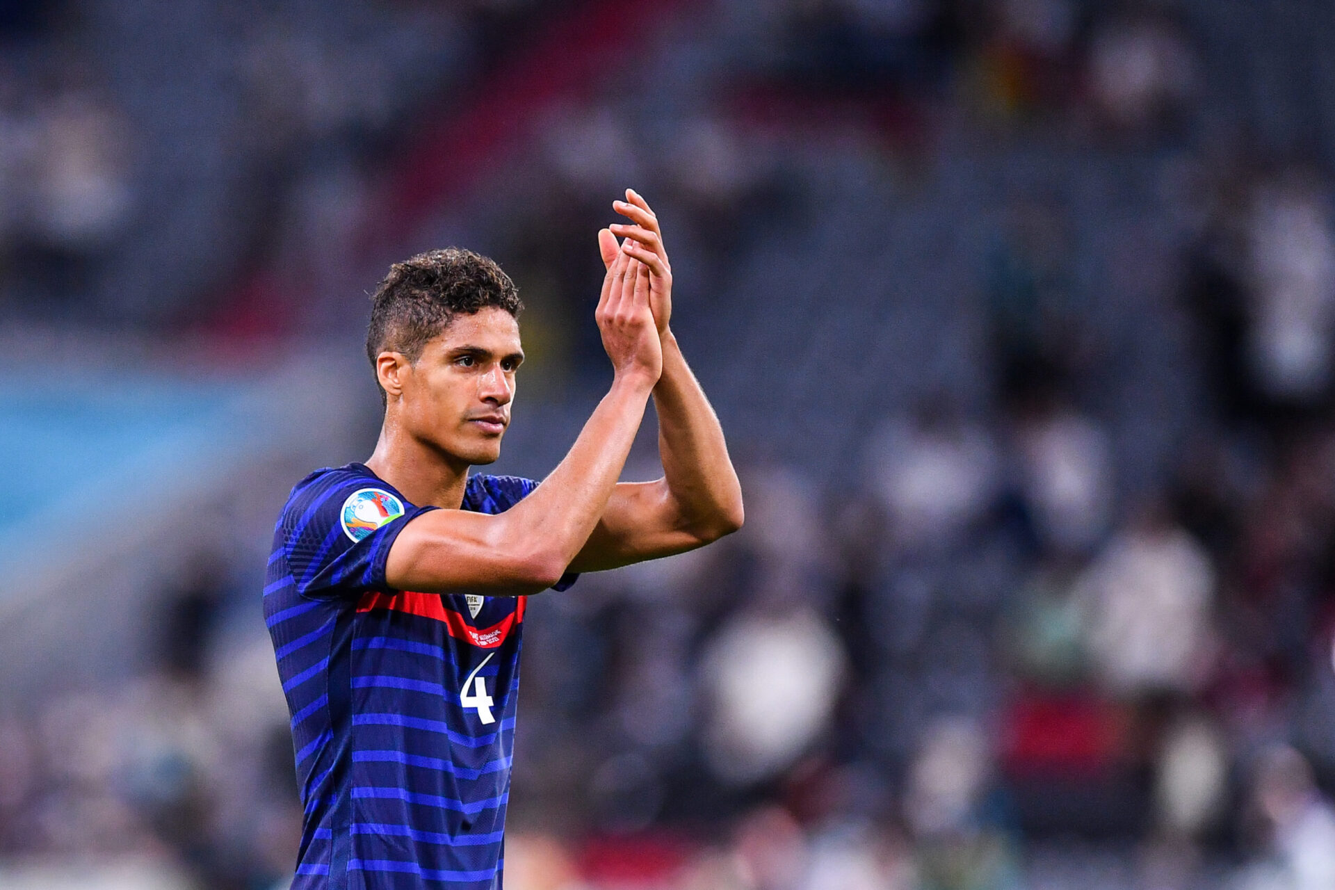 Aux c&ocirc;t&eacute;s de Harry Maguire, Rapha&euml;l Varane formera une charni&egrave;re centrale &agrave; pr&egrave;s de 140 millions d'euros. Icon Sport
