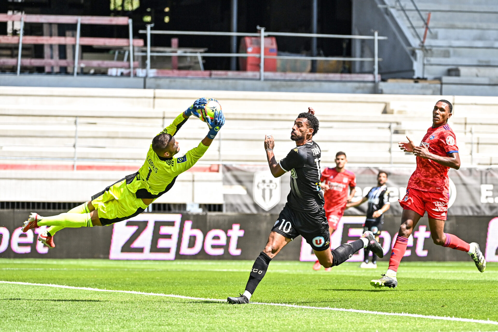 Anthony Lopes, ici devant Fulgini, n'a pu emp&ecirc;cher la d&eacute;route lyonnaise. Icon Sport