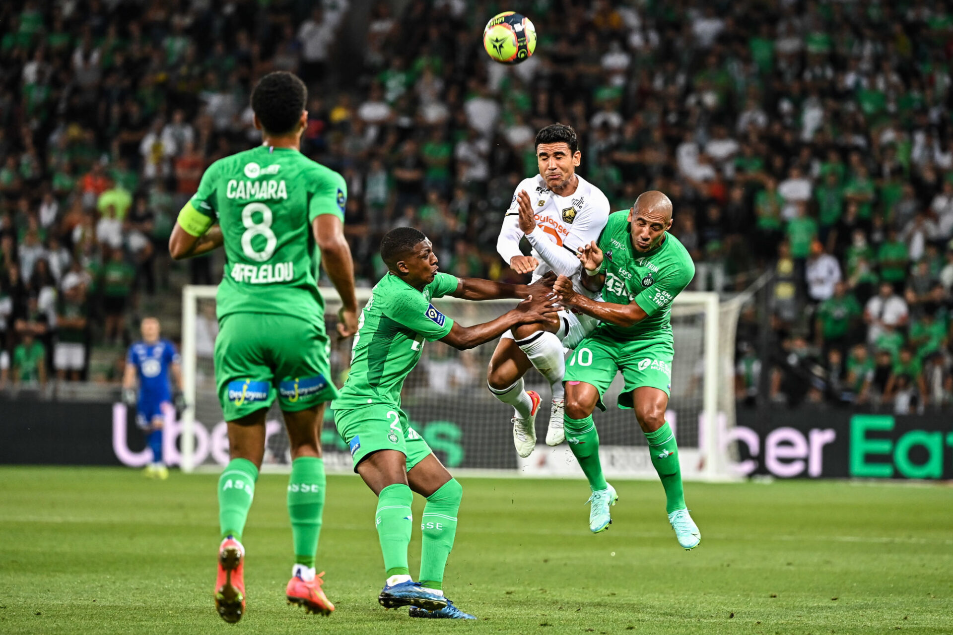 Le LOSC et Saint-Etienne ont signé un début de match engagé. Icon Sport Le LOSC et Saint-Etienne ont signé un début de match engagé. Icon Sport
