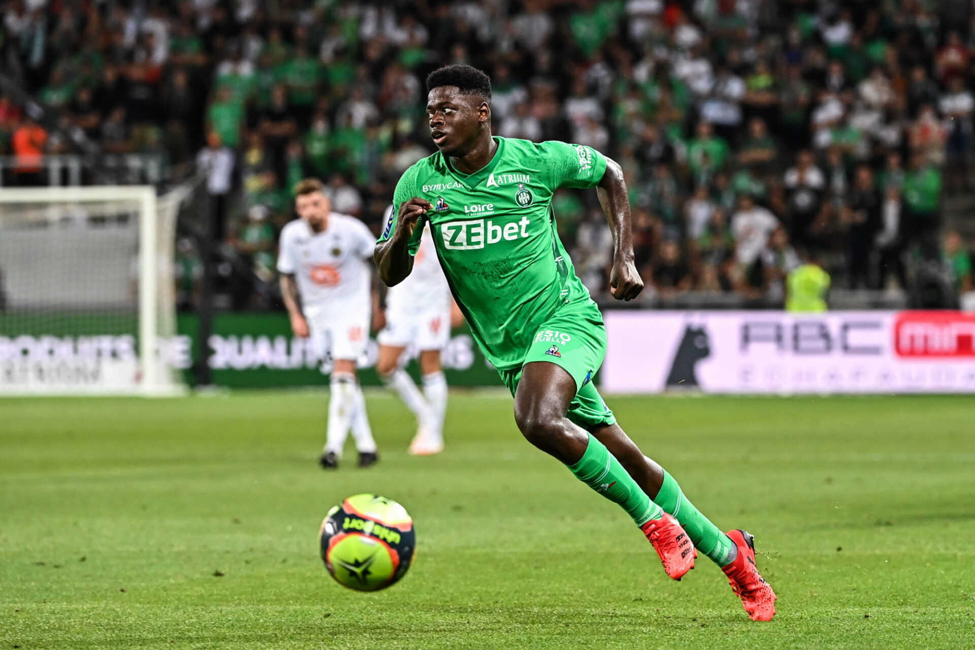 Le LOSC et Saint-Etienne ont signé un début de match engagé. Icon Sport Le LOSC et Saint-Etienne ont signé un début de match engagé. Icon Sport
