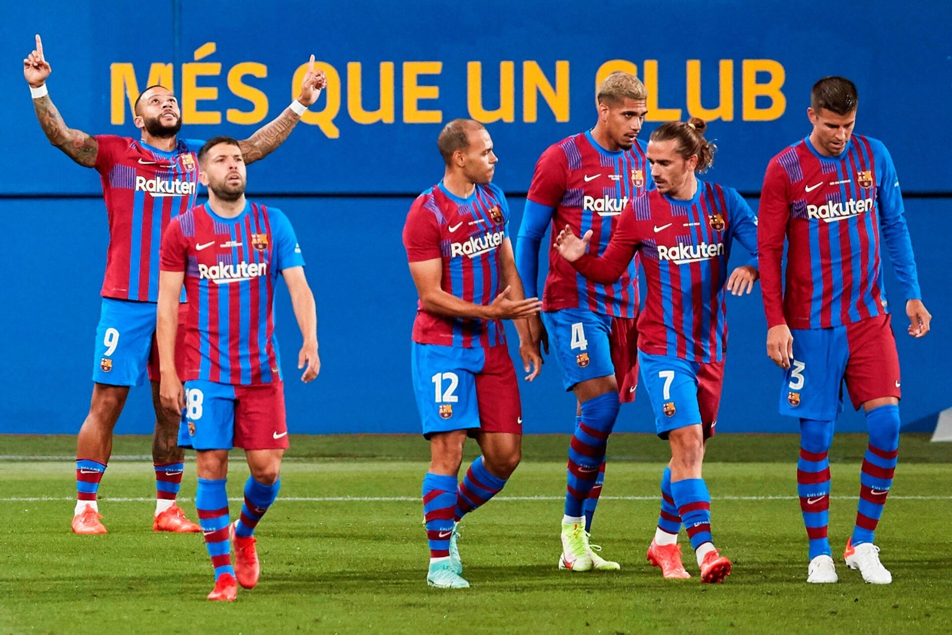 Memphis c&eacute;l&egrave;bre son but contre la Juventus lors du troph&eacute;e Joan Gamper. Icon Sport
