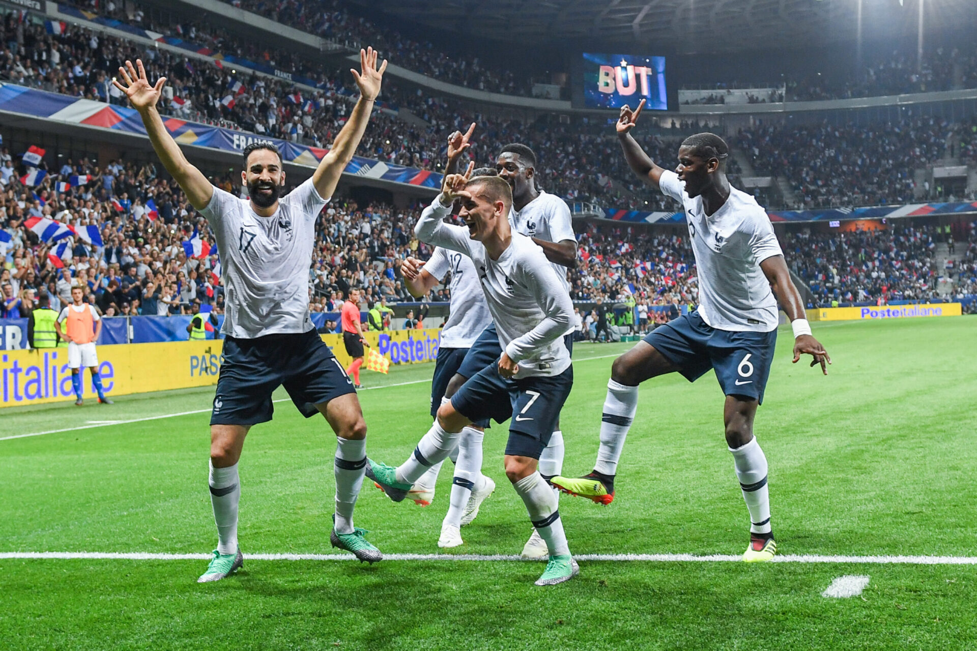 En 2018, les joueurs de l'équipe de France, Adil Rami et Antoine Griezmann en tête s'amusaient à célébrer les buts des Bleus en reproduisant des célèbres danses vues sur Fortnite (iconsport)