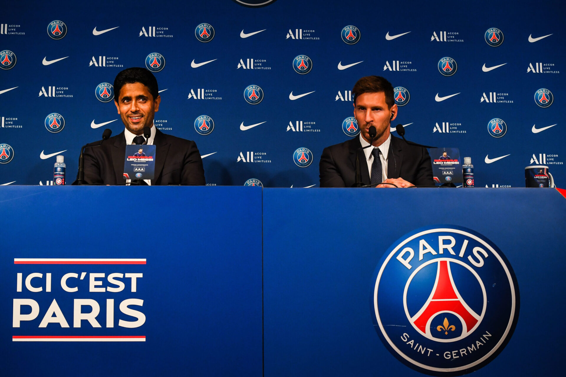 Nasser Al-Khelaïfi et Lionel Messi lors de la conférence de presse au Parc des Princes (Iconsport) Nasser Al-Khelaïfi et Lionel Messi lors de la conférence de presse au Parc des Princes (Iconsport)