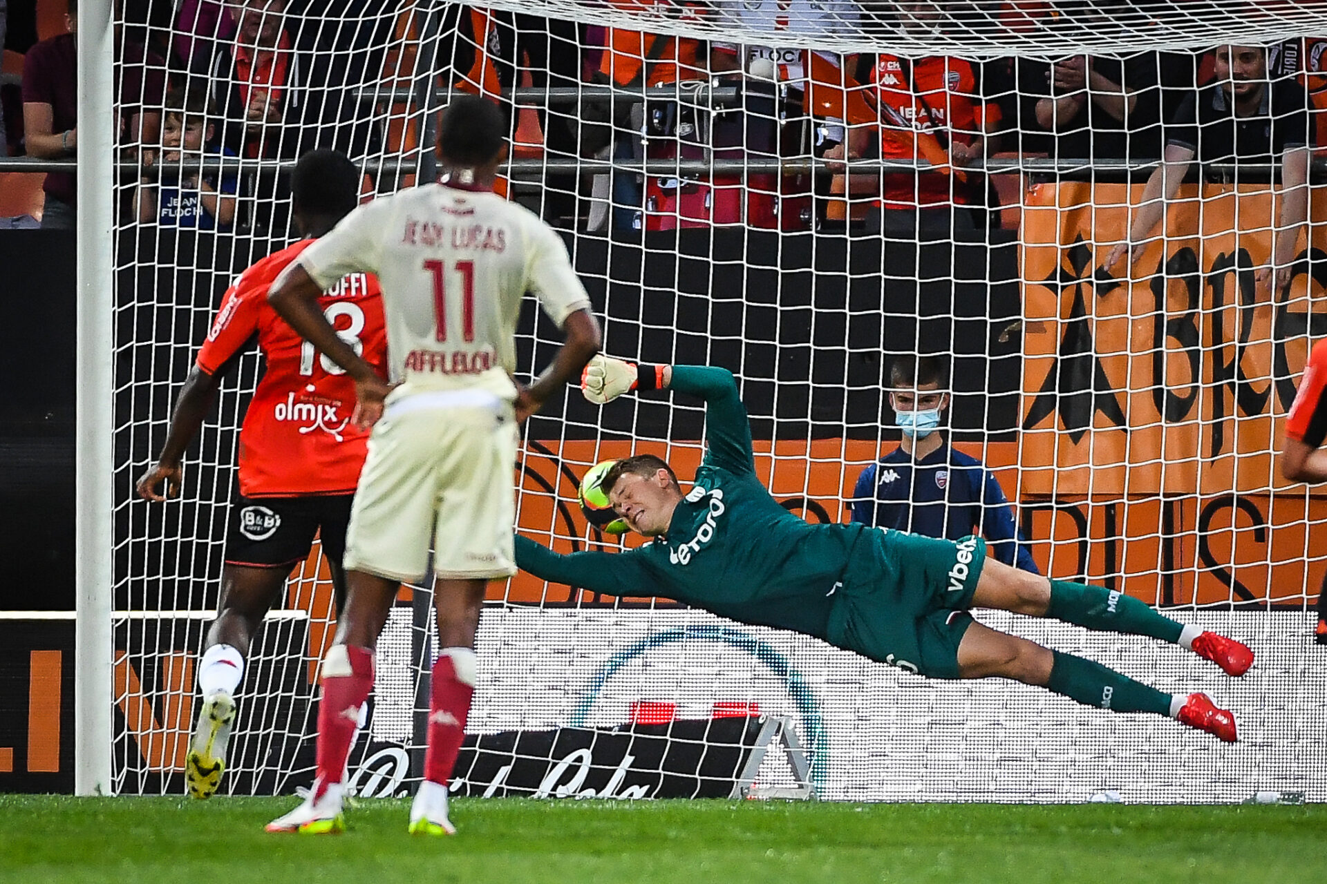 Gr&acirc;ce &agrave; un penalty de Terem Moffi, Lorient a fait tomber Monaco pour son premier match de la saison &agrave; domicile (iconsport)