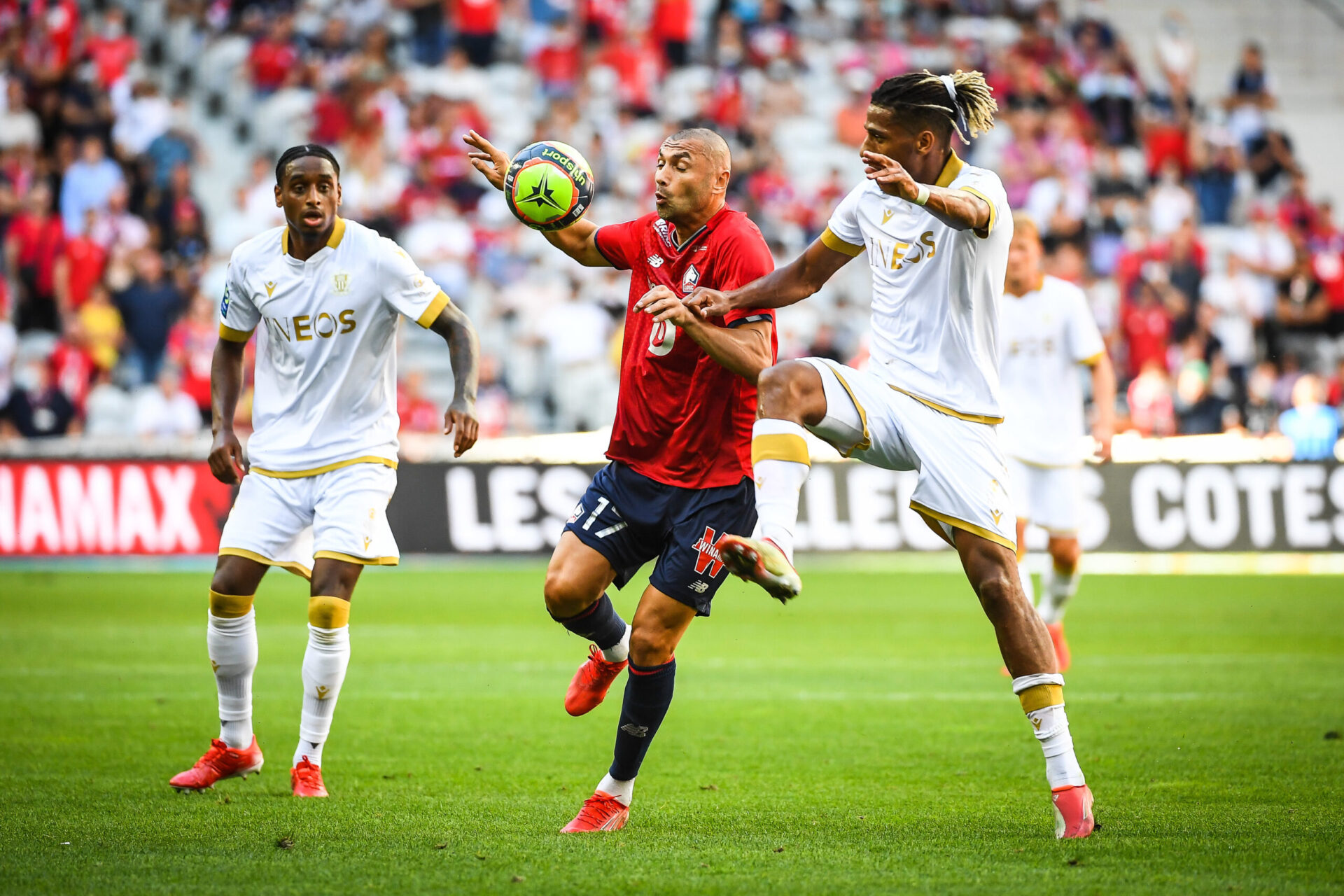 Burak Yilmaz, en grande souffrance face &agrave; la d&eacute;fense des Aiglons et Jean-Clair Todibo. Icon Sport