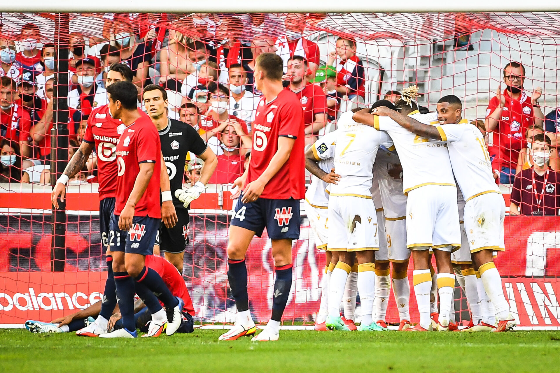 Burak Yilmaz, en grande souffrance face &agrave; la d&eacute;fense des Aiglons et Jean-Clair Todibo. Icon Sport