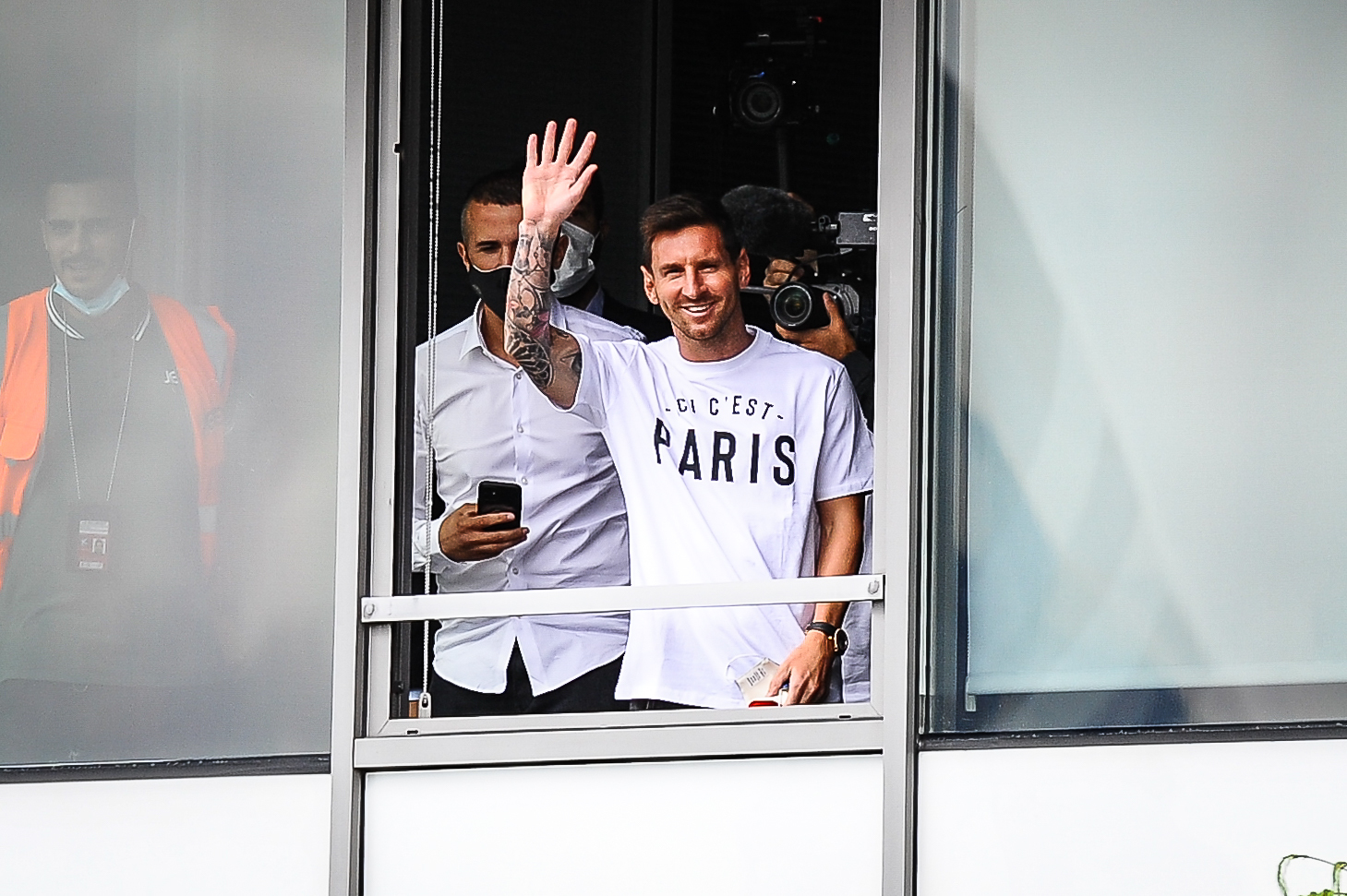 Apr&egrave;s avoir salu&eacute; les supporters parisiens pr&eacute;sents &agrave; l'a&eacute;roport du Bourget, Lionel Messi a pass&eacute; avec succ&egrave;s sa visite m&eacute;dicale &agrave; l'h&ocirc;pital am&eacute;ricain de Neuily-sur-Seine. Il sera pr&eacute;sent&eacute; &agrave; la presse demain &agrave; partir de 11 heures (iconsport)