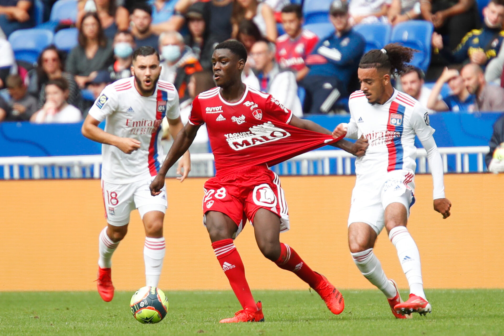 D'une frappe puissante, Irvin Cardona donne l'avantage aux Brestois au Groupama Stadium de Lyon (iconsport)