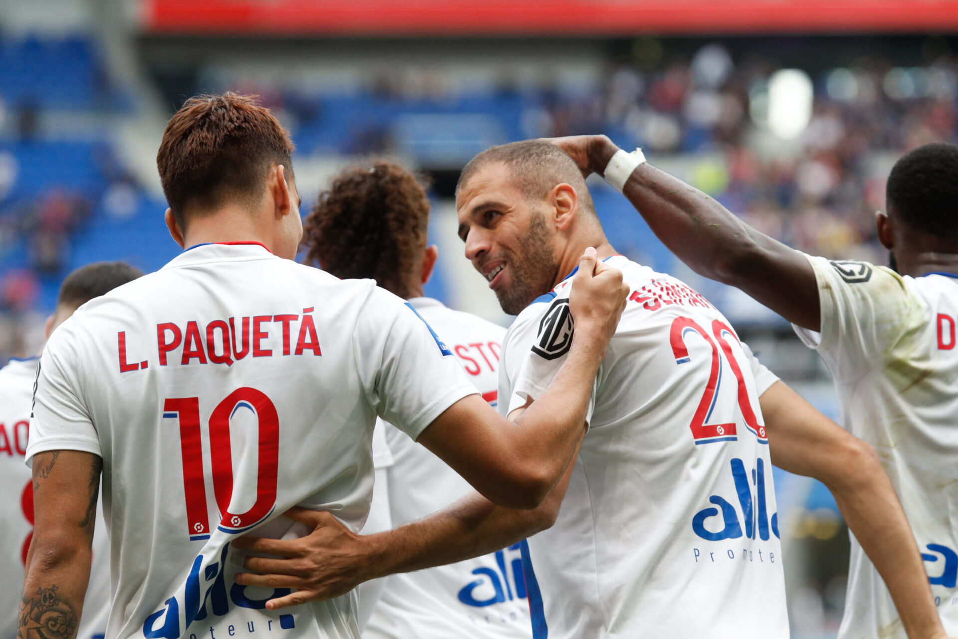 D'une frappe puissante, Irvin Cardona donne l'avantage aux Brestois au Groupama Stadium de Lyon (iconsport)