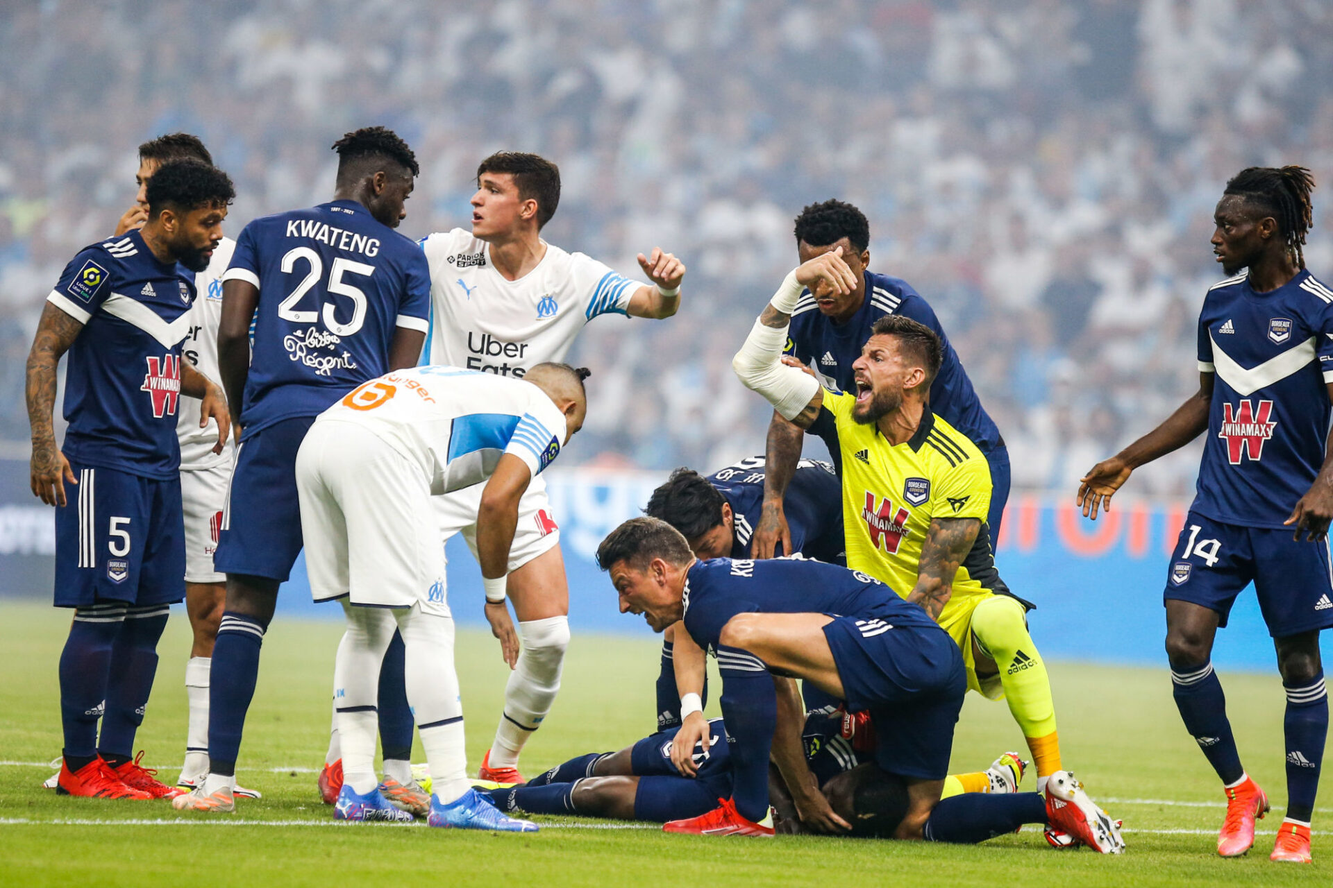 Victime d'un malaise vagal d&egrave;s la 5e minute, Samuel Kalu a &eacute;t&eacute; pris en charge, avant de sortir &agrave; la 4e minute. Icon Sport