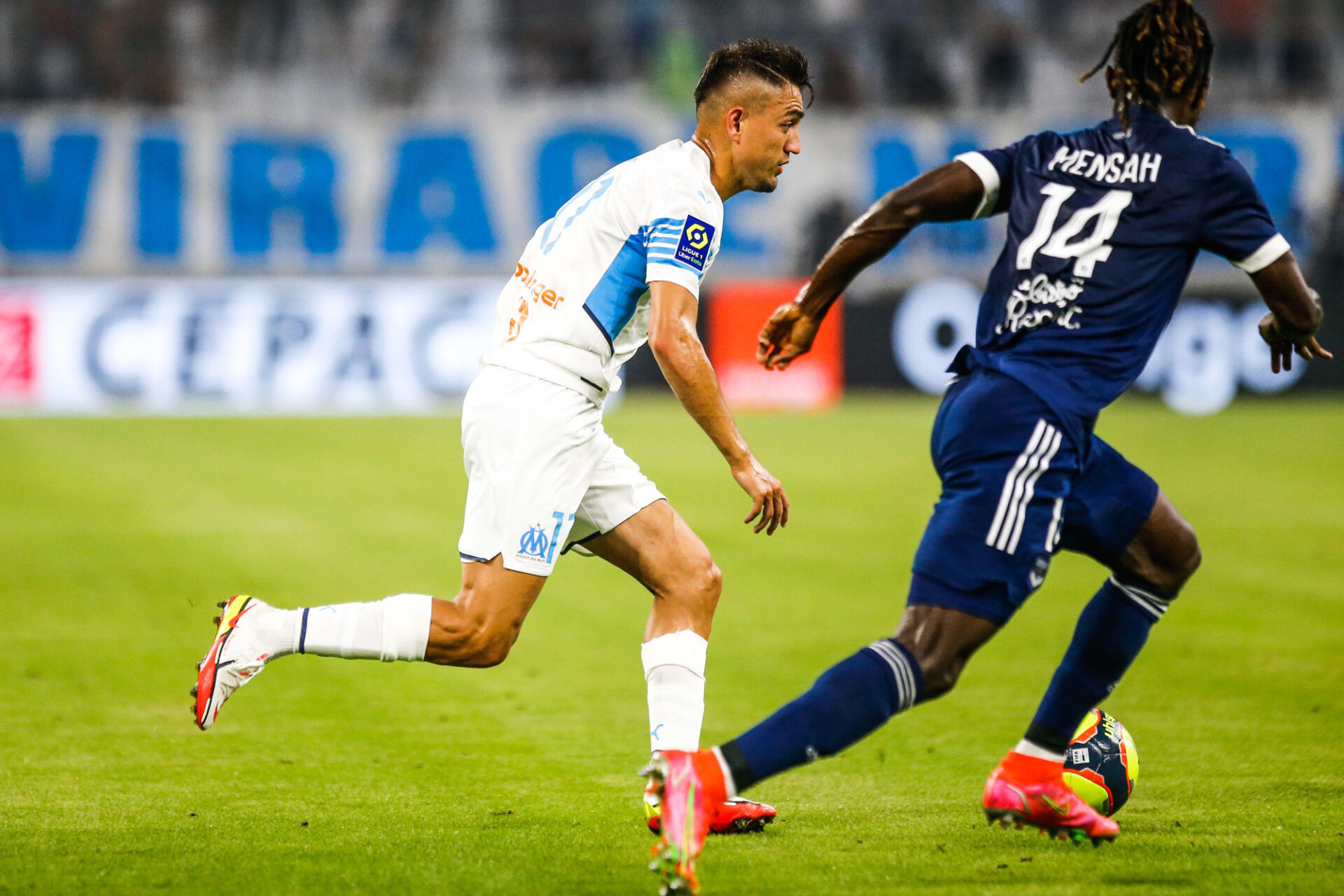 Victime d'un malaise vagal d&egrave;s la 5e minute, Samuel Kalu a &eacute;t&eacute; pris en charge, avant de sortir &agrave; la 4e minute. Icon Sport