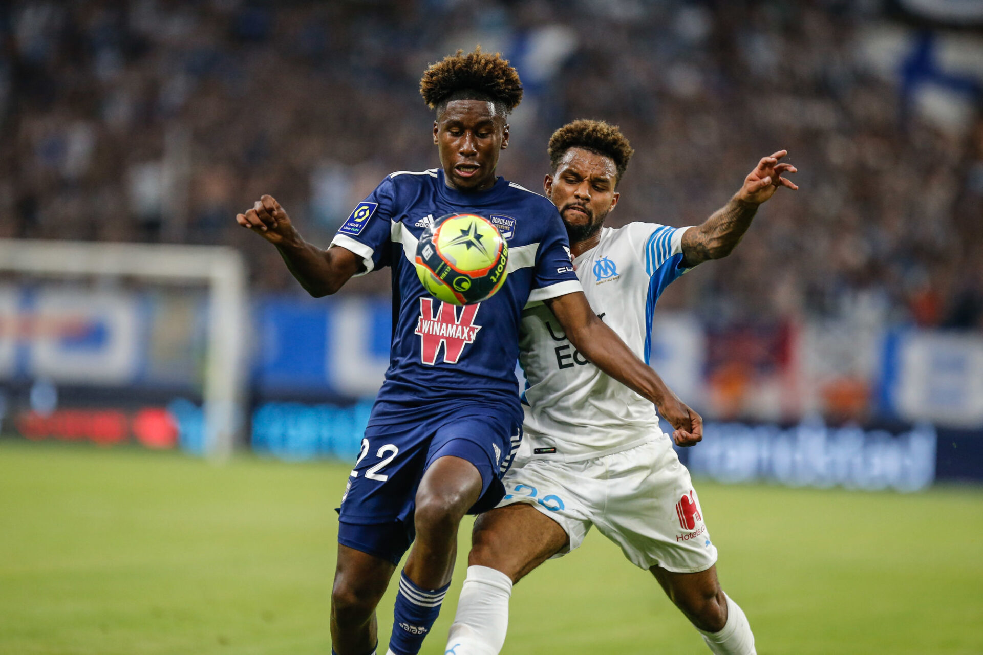 Victime d'un malaise vagal d&egrave;s la 5e minute, Samuel Kalu a &eacute;t&eacute; pris en charge, avant de sortir &agrave; la 4e minute. Icon Sport