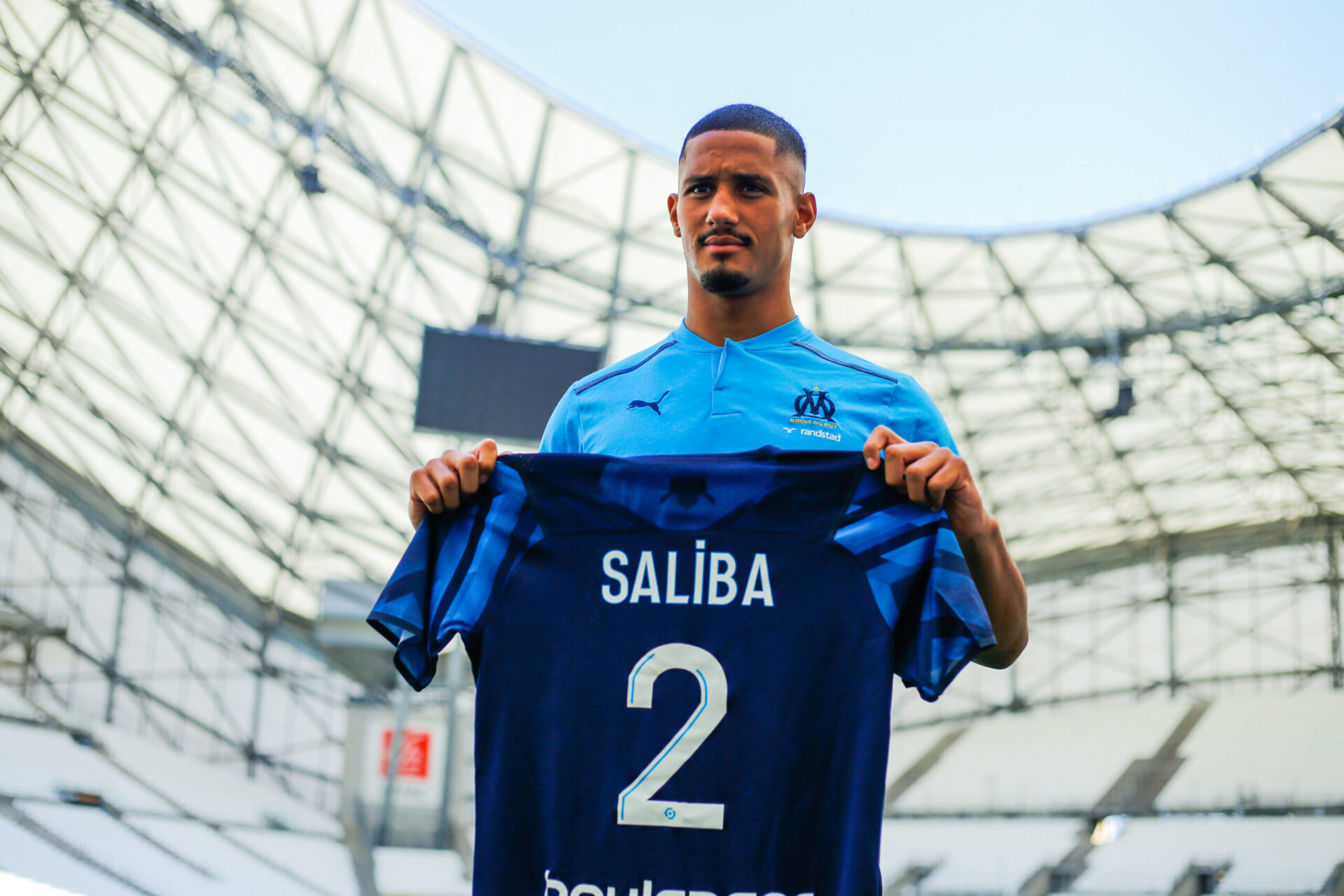 William Saliba avec son nouveau maillot (iconsport)
