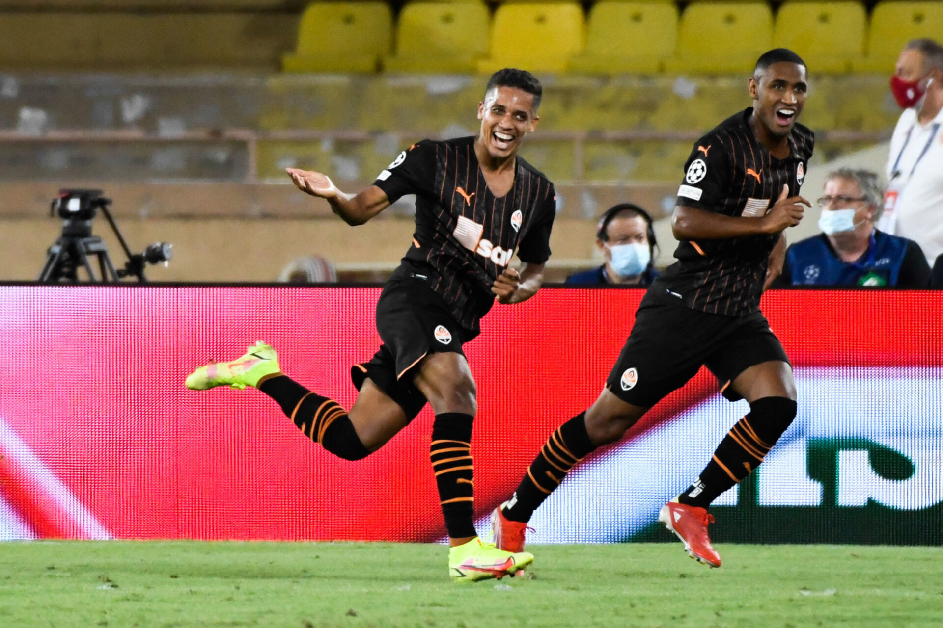 La joie de Pedrinho, qui a inscrit l'unique but du match d'un r&eacute;gal de slalom pour offrir la premi&egrave;re joute au Shakhtar face &agrave; Monaco. Icon Sport