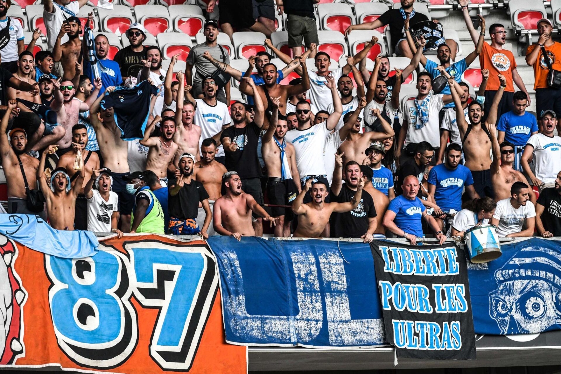 Comme d'habitude, beaucoup de supporters de l'OM sont pr&eacute;sents &agrave; l'Allianz Riviera (iconsport)