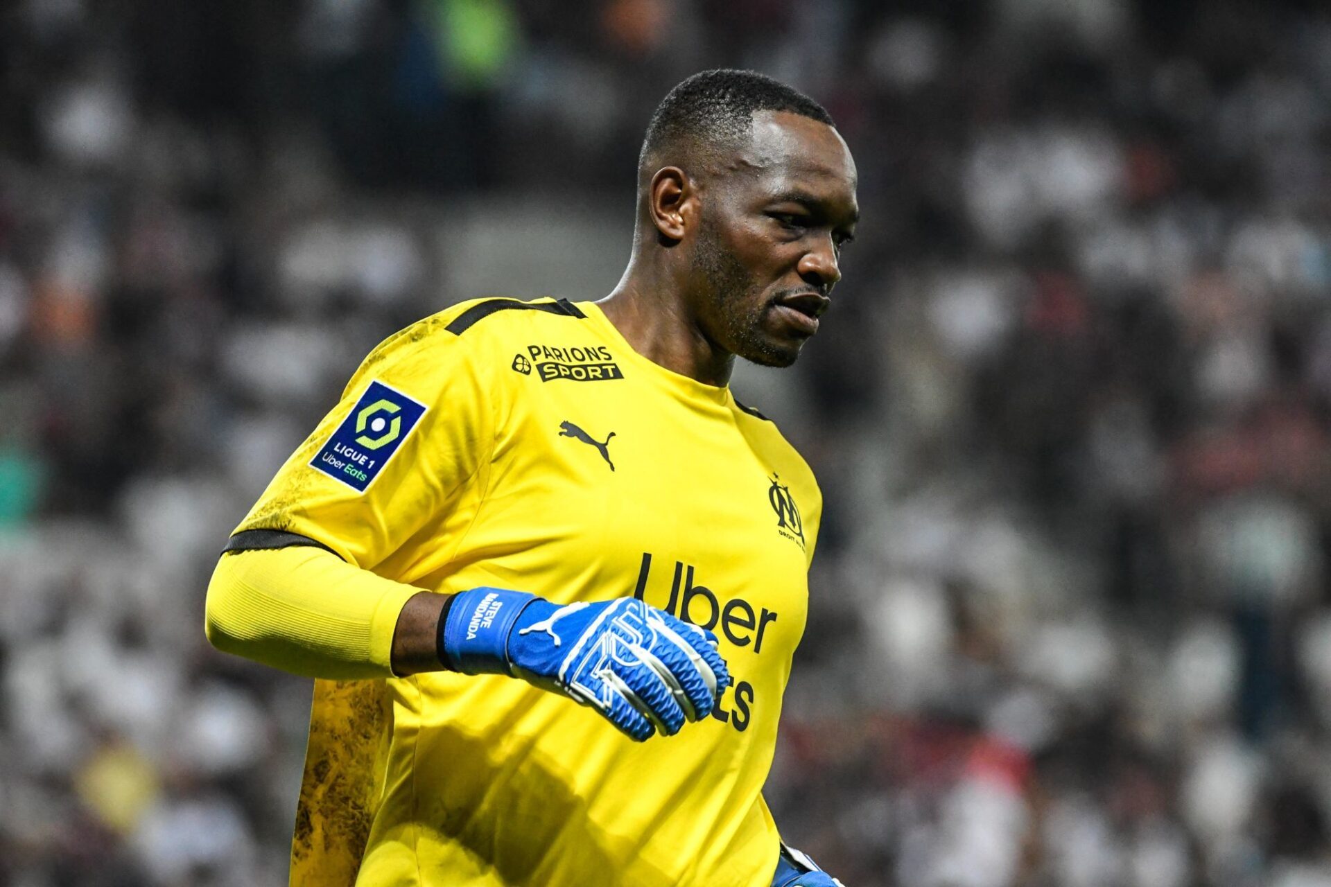 Steve Mandanda a re&ccedil;u plusieurs jets de projectiles de la part de supporters ni&ccedil;ois. Icon Sport