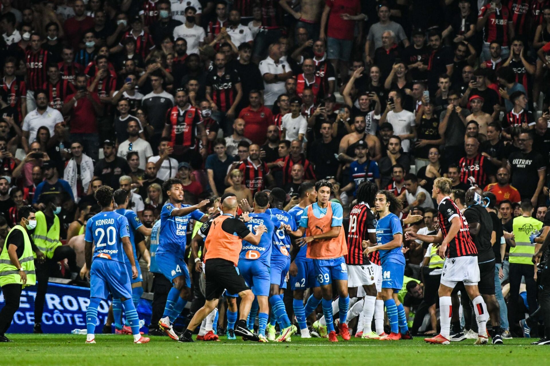 Comme d'habitude, beaucoup de supporters de l'OM sont pr&eacute;sents &agrave; l'Allianz Riviera (iconsport)