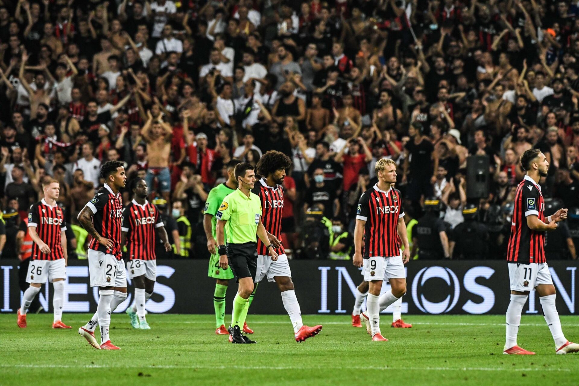 Les joueurs de Nice seuls sur la pelouse de l'Allianz Riviera, apr&egrave;s que l'OM a refus&eacute; de reprendre la rencontre. Icon Sport