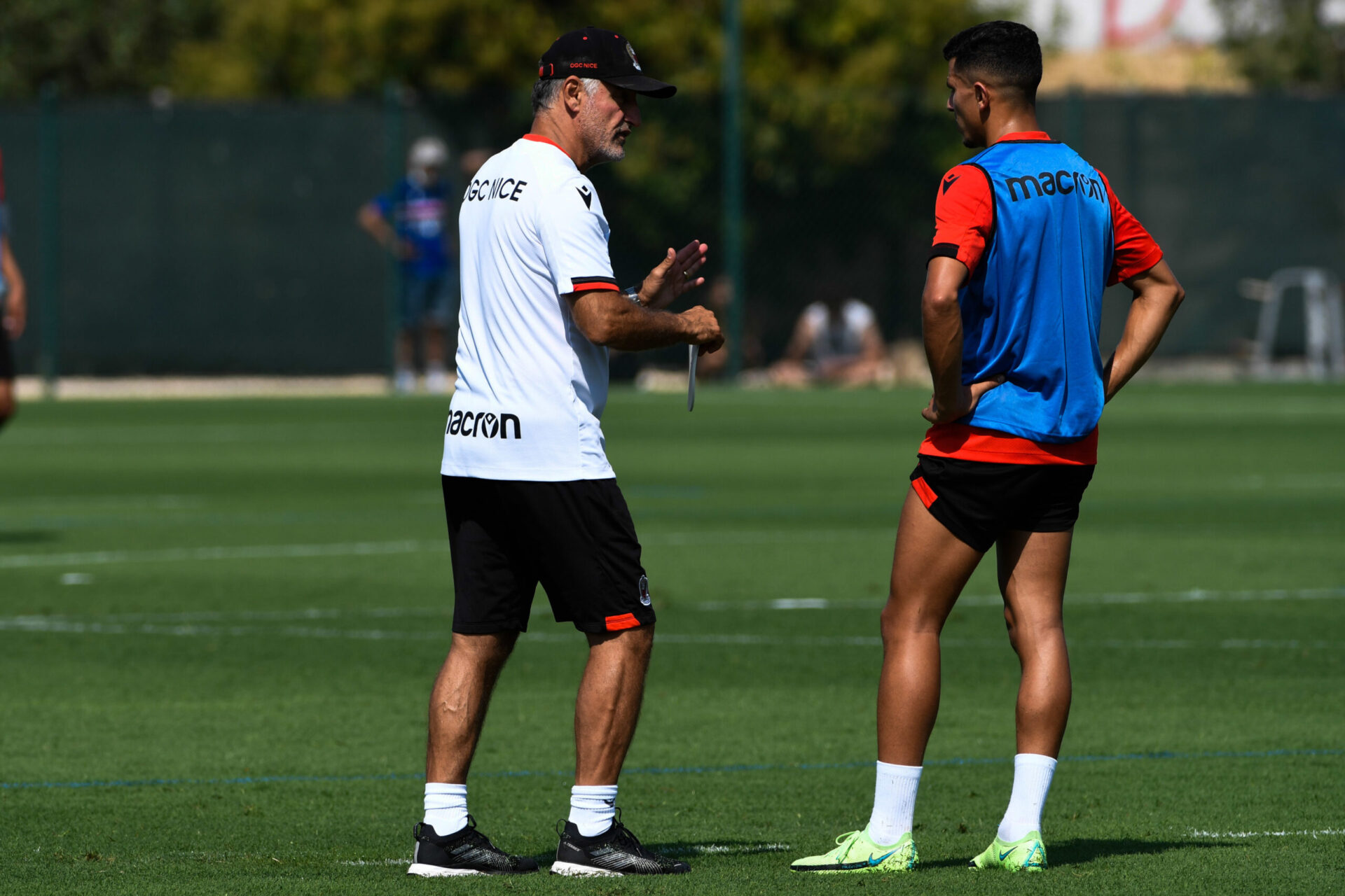Youcef Atal en conversation avec Christophe Galtier lors d'un entra&icirc;nement de l'OGC Nice (Iconsport)