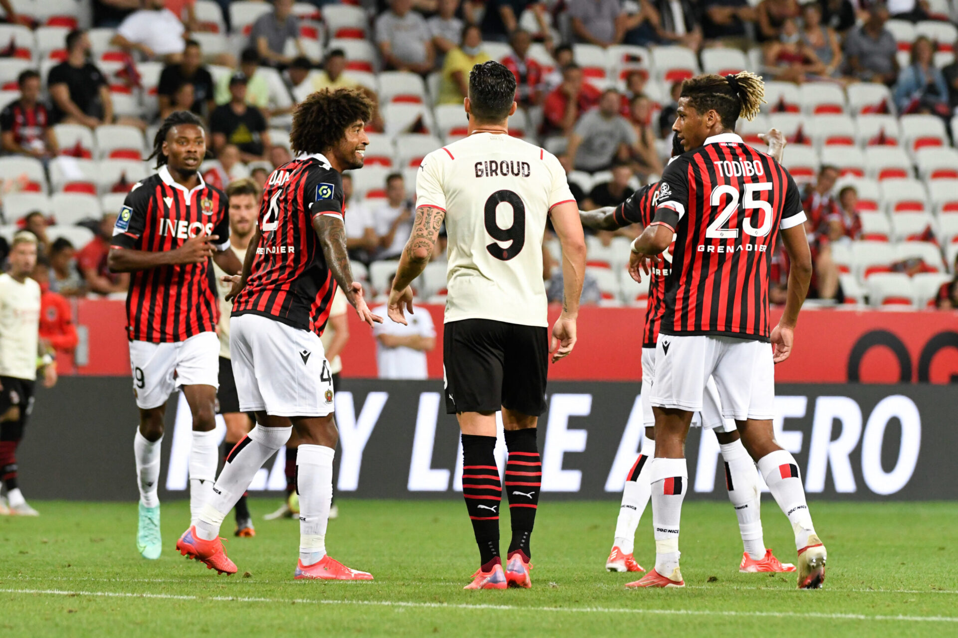 Apparu à Nice pour la première fois avec l'AC Milan, Olivier Giroud estime pouvoir jouer avec Zlatan Ibrahimovic, un cran plus haut que lui (iconsport)