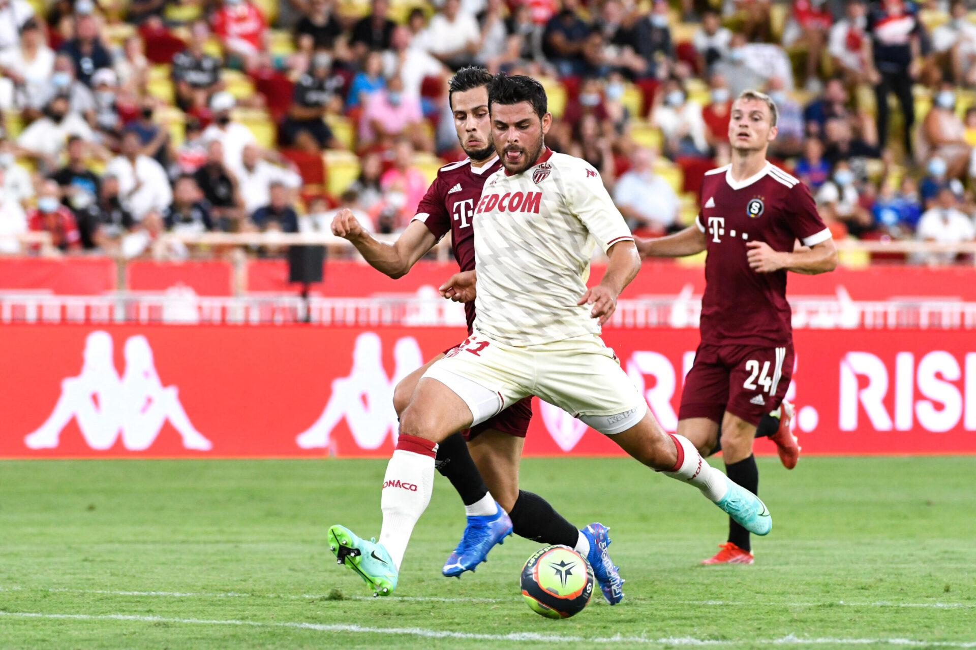 Avant d'&ecirc;tre d&eacute;cisif sur l'ouverture du score de Monaco, Kevin Volland a but&eacute; trois fois sur Florin Nita (iconsport)