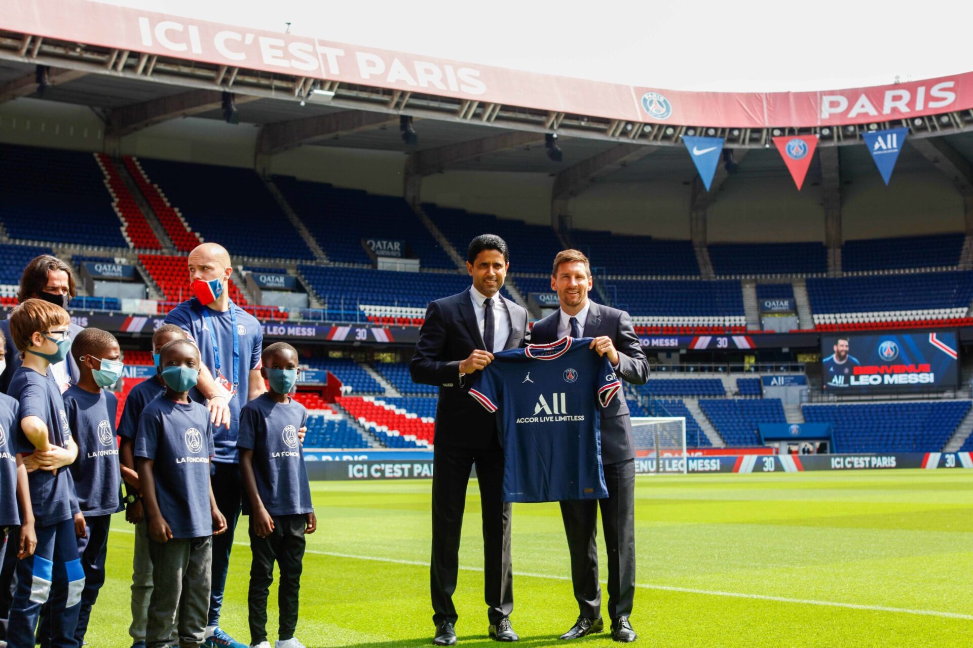 Lionel Messi et Nasser Al-Khelaïfi lors de la présentation du joueur argentin au Parc des Princes (Iconsport) Lionel Messi et Nasser Al-Khelaïfi lors de la présentation du joueur argentin au Parc des Princes (Iconsport)