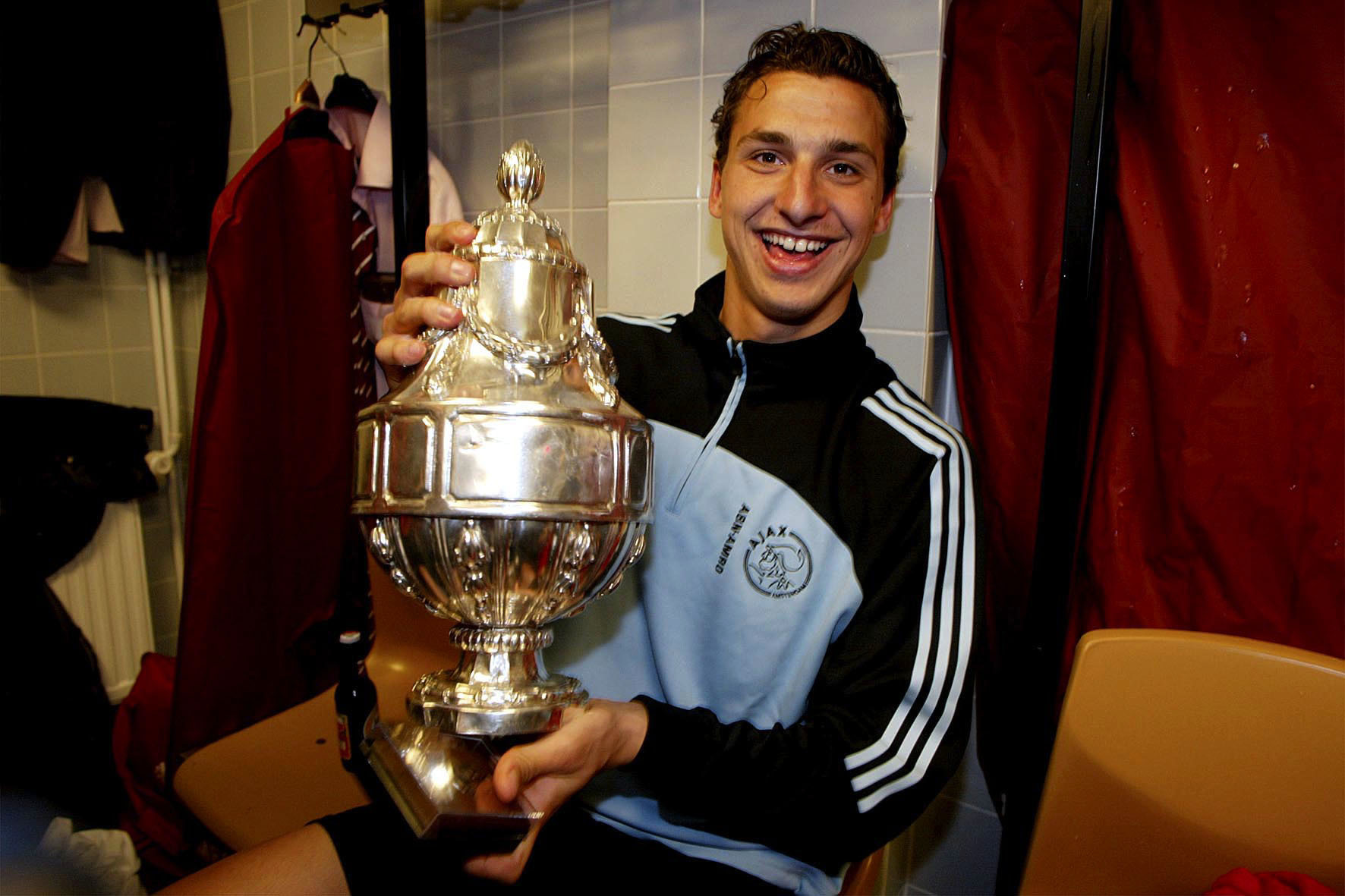 Zlatan Ibrahimovic c&eacute;l&eacute;brant l'une des premi&egrave;re victoires de sa vie : la coupe des Pays-Bas (Icon Sport)