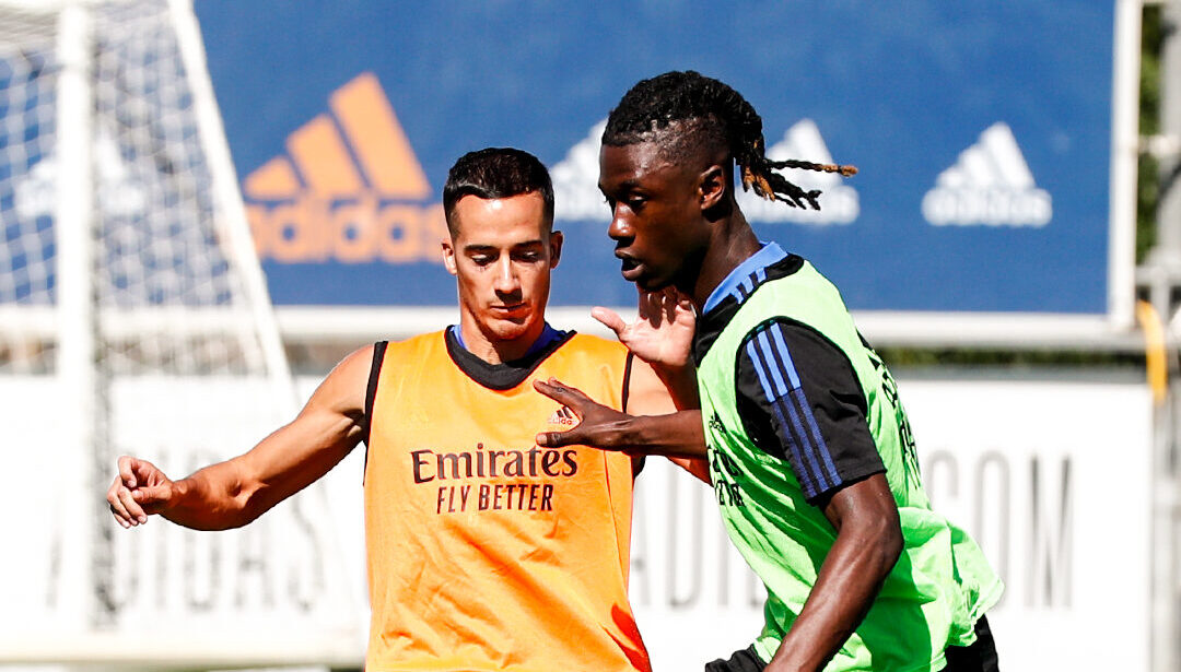 Eduardo Camavinga a effectu&eacute; sa pr&eacute;sentation au Real Madrid avec le pr&eacute;sident Florentino P&eacute;rez. @Real Madrid