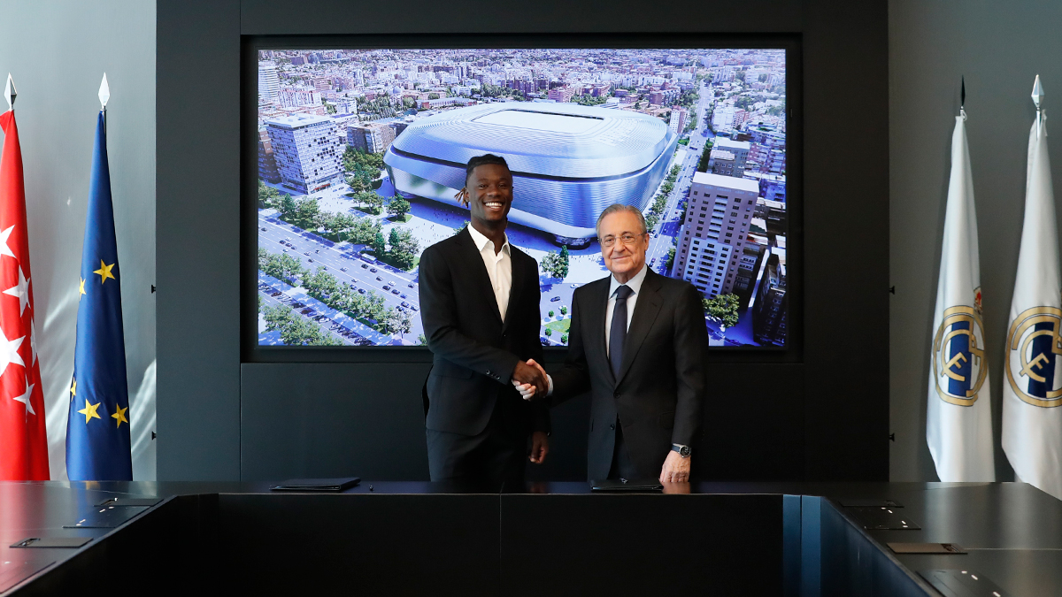 Eduardo Camavinga a effectu&eacute; sa pr&eacute;sentation au Real Madrid avec le pr&eacute;sident Florentino P&eacute;rez. @Real Madrid