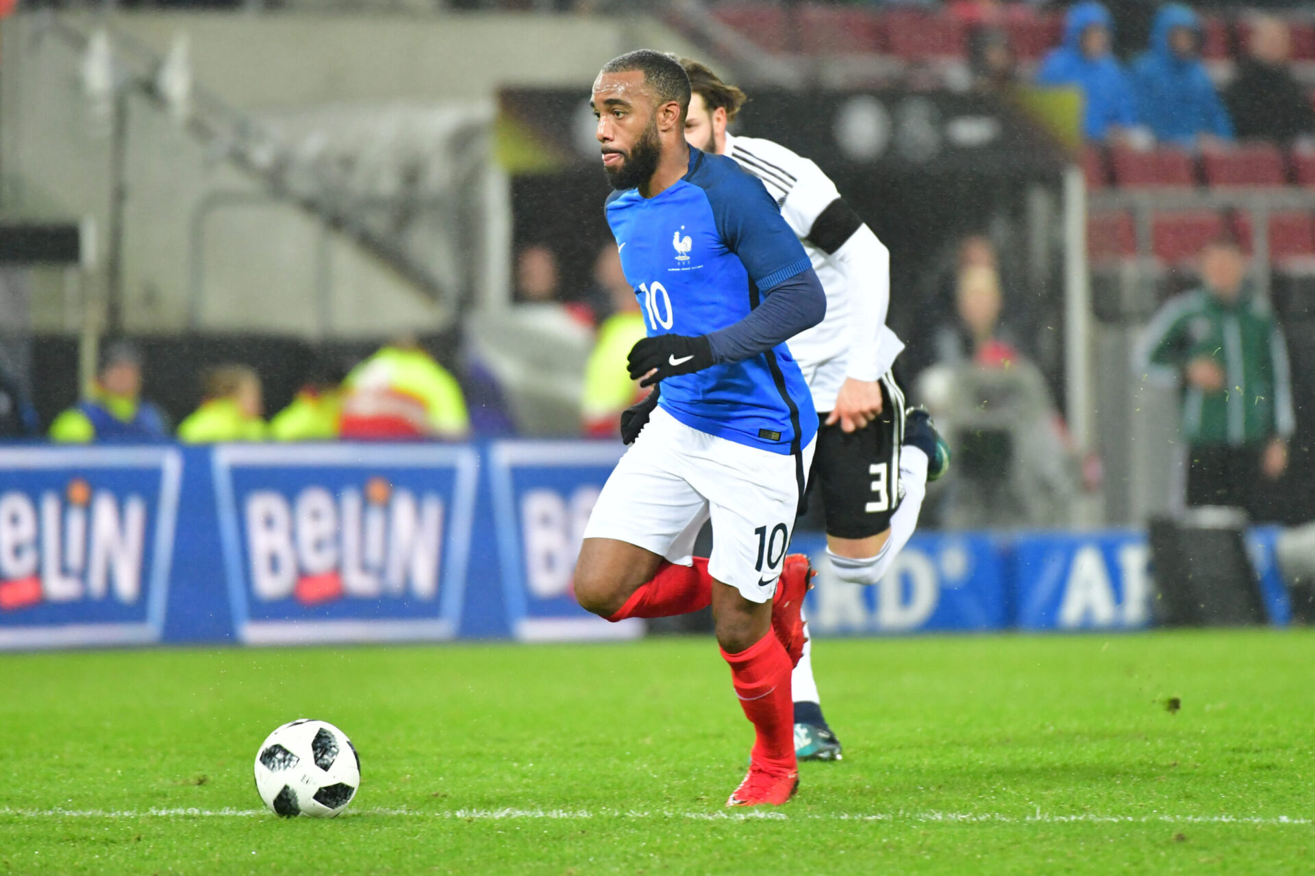 Alexandre Lacazette honorant son pays, la France (Icon Sport)