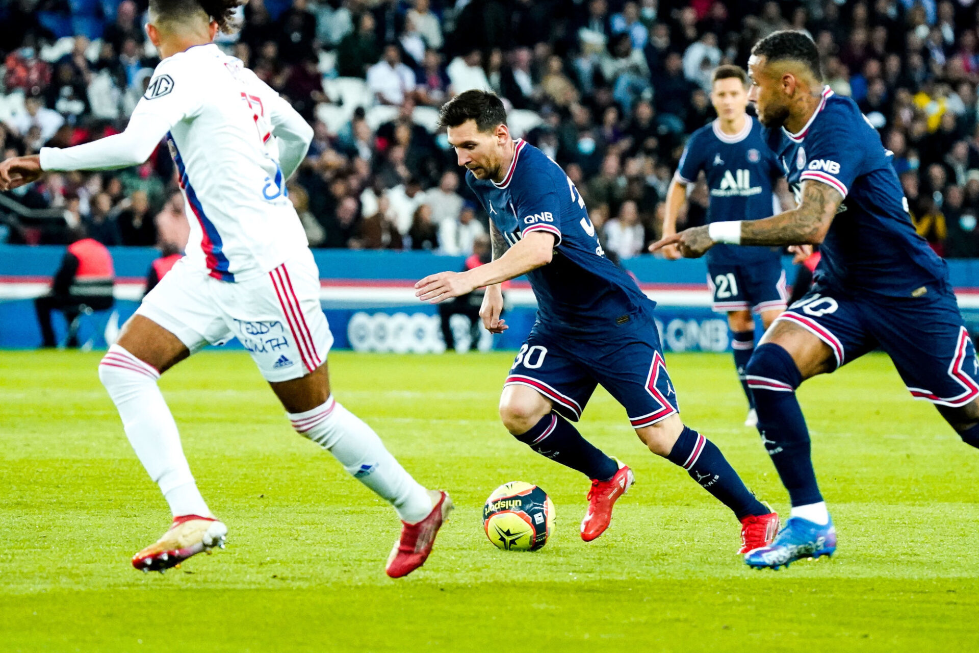 Lionel Messi a vécu sa grande première au Parc des Princes. Il a failli marquer à la 37e minute mais son coup franc, qui avait laissé Lopes pantois, s'est heurté à la barre transversale. Icon Sport