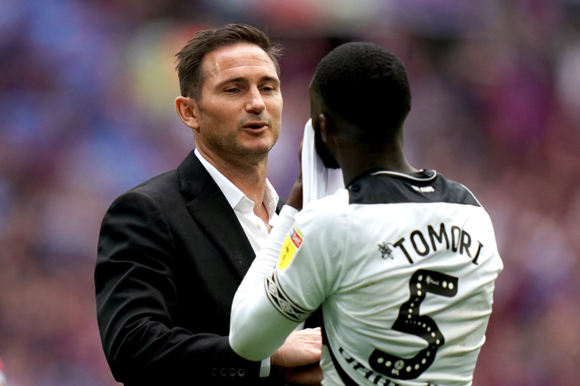 Frank Lampard console Fikayo Tomori, alors prêté par Chelsea, après la finale des play-off d'accession à la Premier League perdue par Derby County en 2019 contre Aston Villa. Icon Sport