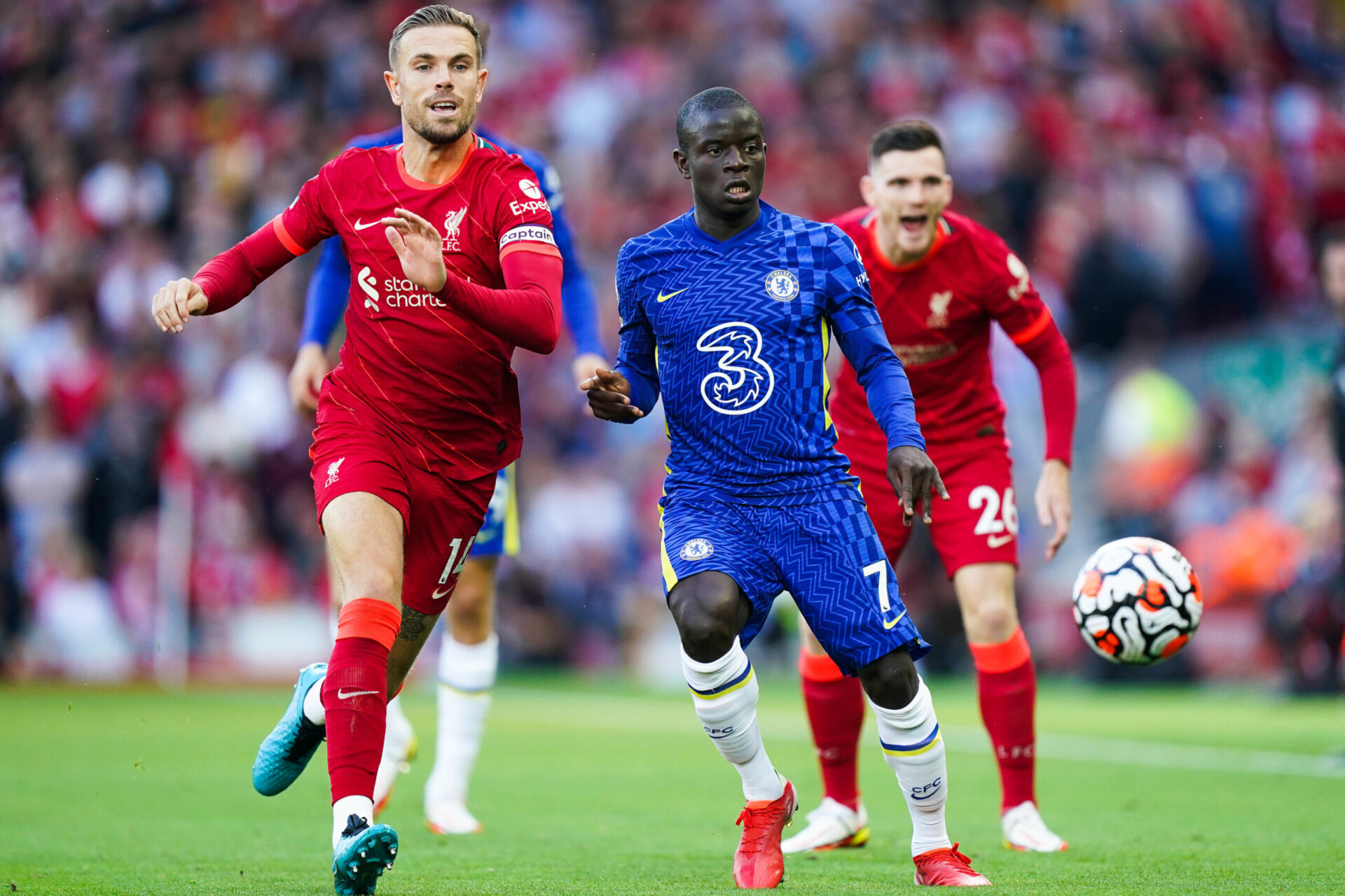 N'Golo Kanté, ici à la lutte avec Jordan Henderson lors de la rencontre entre Liverpool et Chelsea. Icon Sport