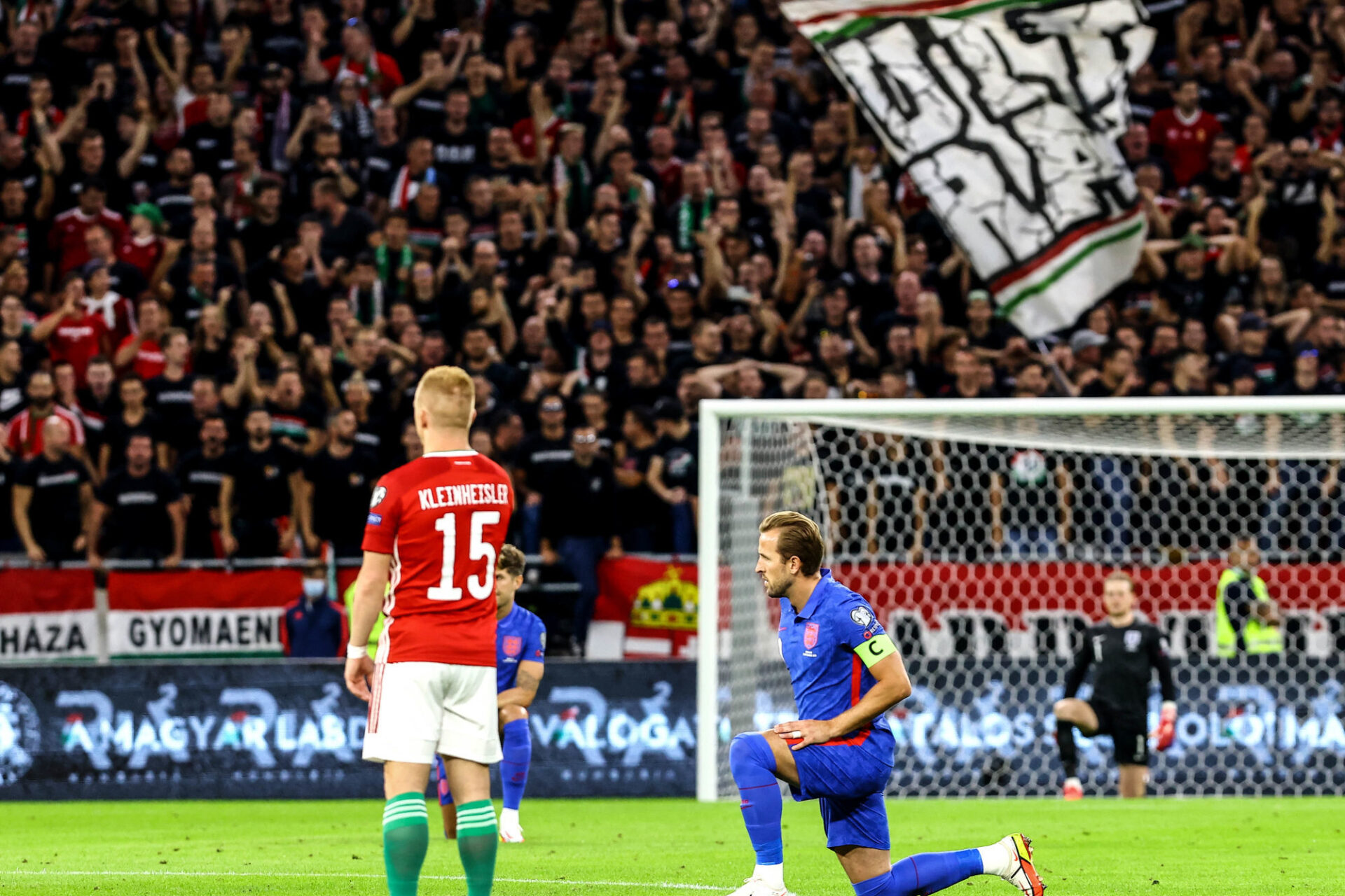Les joueurs de l'Angleterre ont mis le genou &agrave; terre avant le coup d'envoi du match contre la Hongrie, ce qui a &eacute;t&eacute; accompagn&eacute; par des sifflets du public. Icon Sport