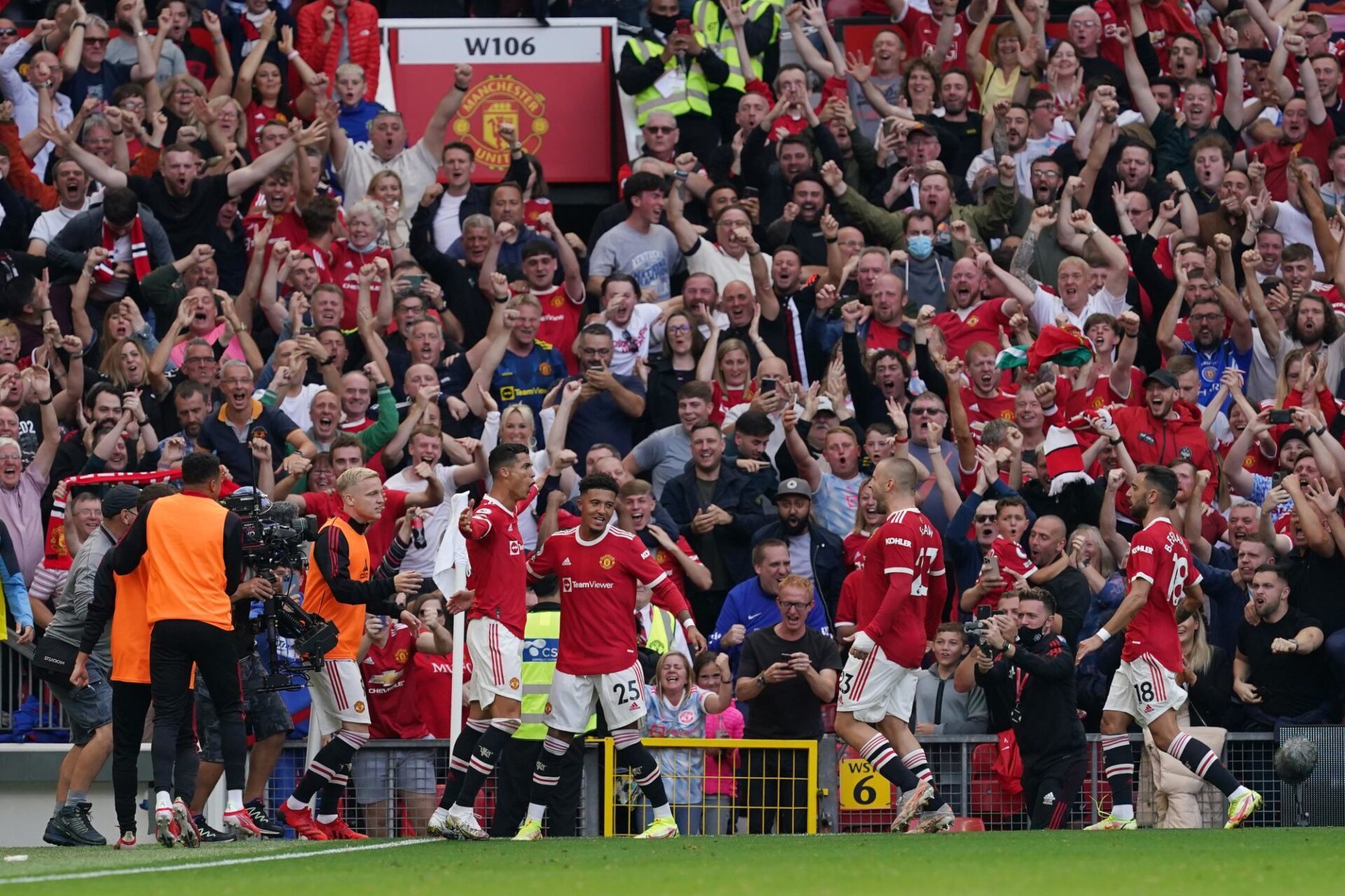 C'est la fête à Old Trafford : Cristiano Ronaldo a signé son retour par un doublé et Manchester United est leader de Premier League. Icon Sport