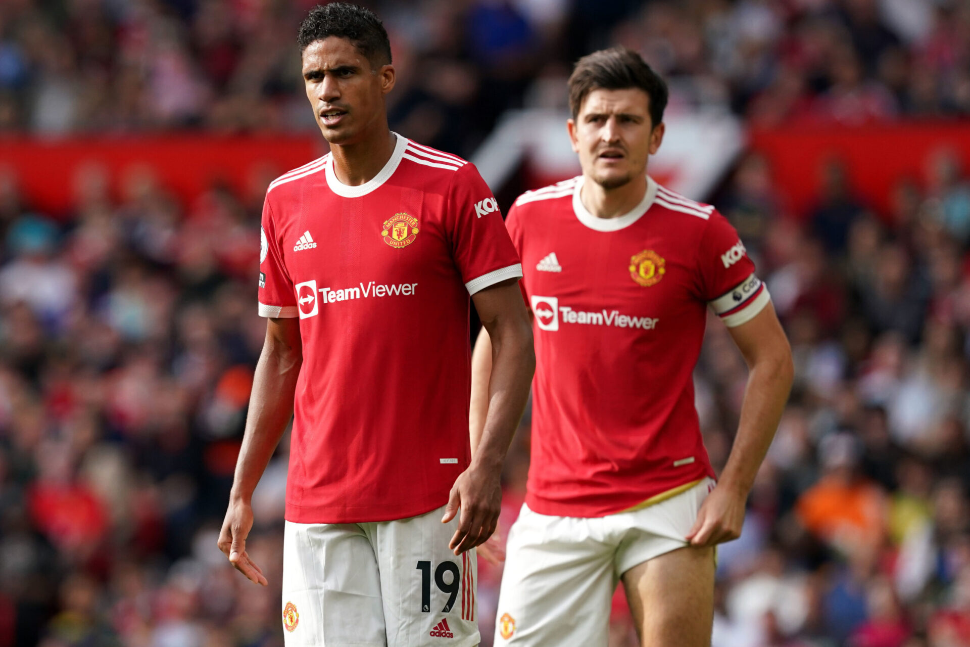 Raphaël Varane et son nouveau partenaire en défense Harry Maguire (iconsport)