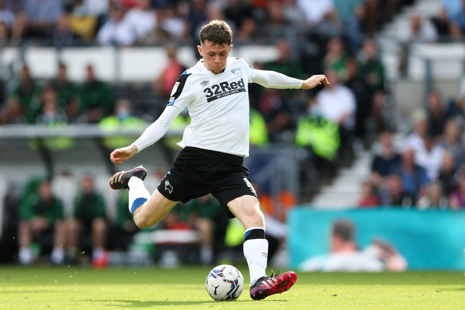 Max Bird, le joueur de Derby County, marque le premier but de la victoire contre Stoke City (2-1) en Championship, samedi 19 septembre. Icon Sport