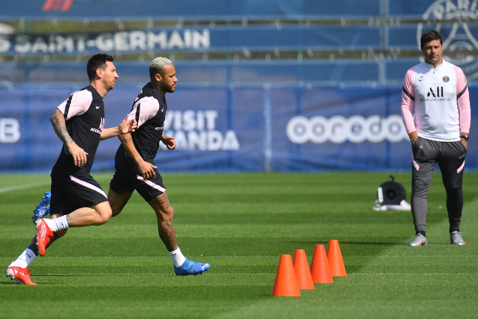 Mauricio Pochettino, Lionel Messi et Neymar lors d'un entraînement du Paris Saint-Germain (IconSport)