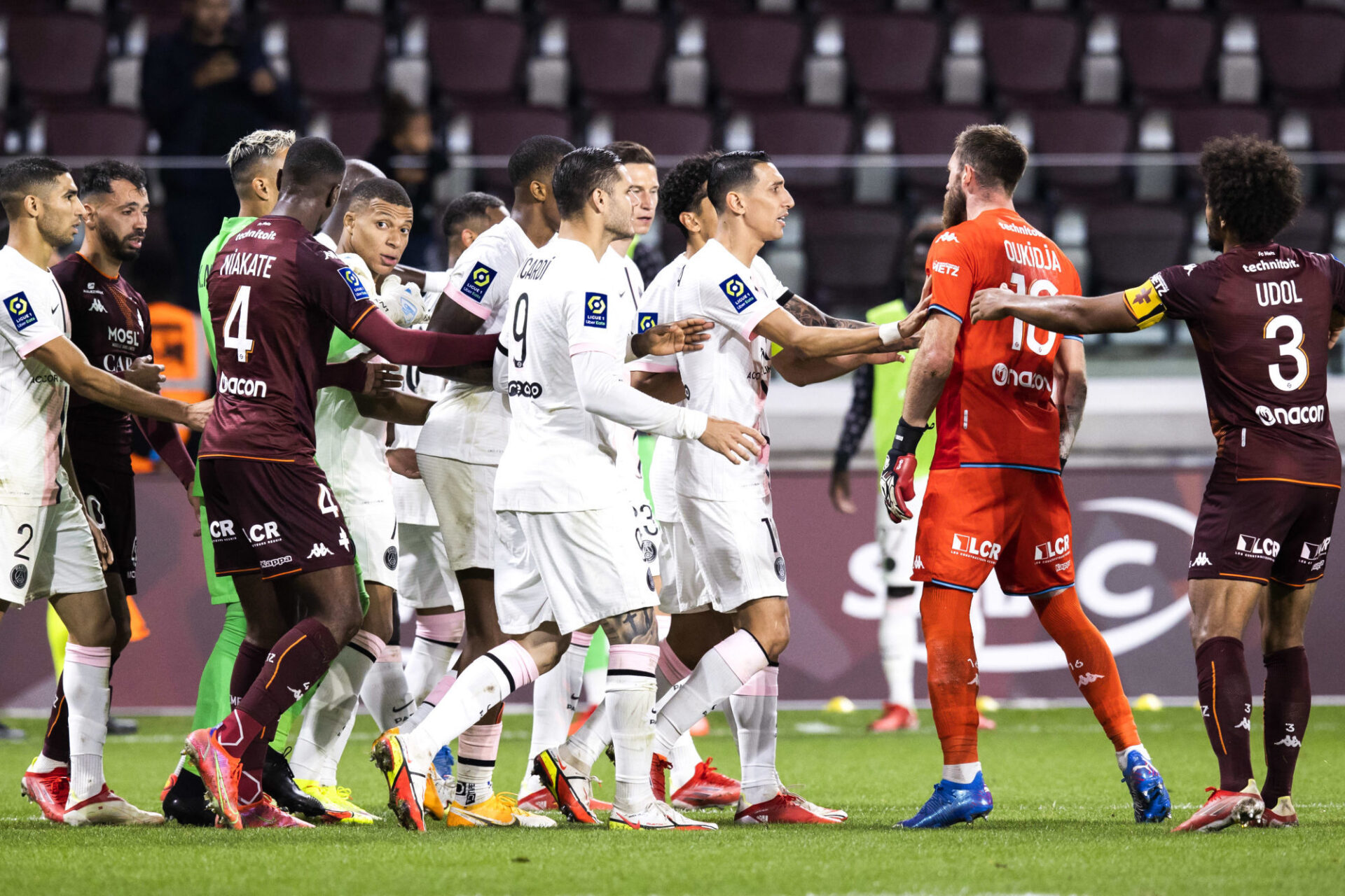 Kylian Mbappé a eu maille à partir avec Alexandre Oukidja, le gardien de Metz, à la fin du match entre le PSG et les Grenats, mercredi 22 septembre. Icon SPort