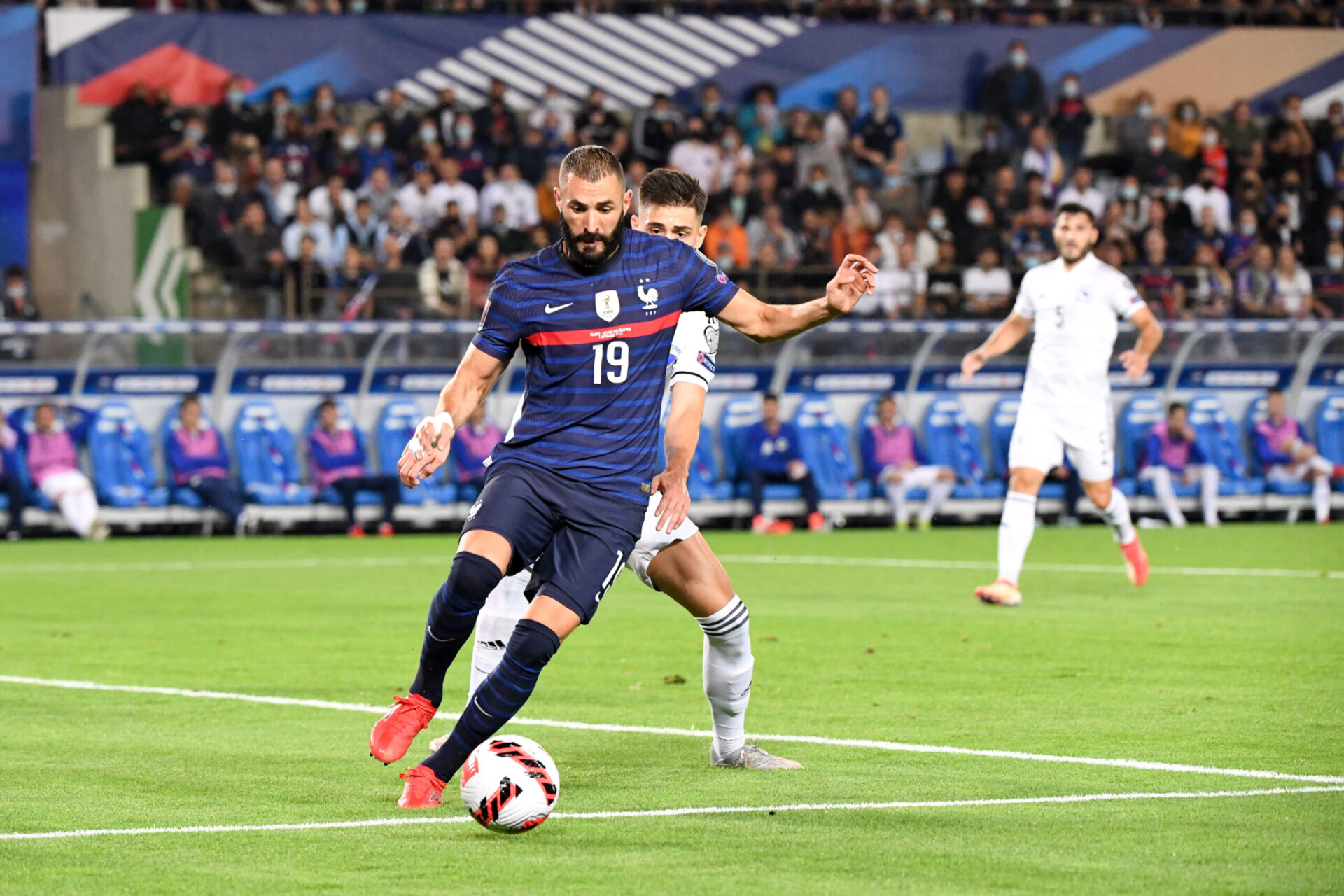 Contre la Bosnie, les attaquants des Bleus dont Karim Benzema et Antoine Griezmann n'ont jamais r&eacute;ussi &agrave; combiner pour inqui&eacute;ter l'arri&egrave;re-garde des visiteurs (iconsport)