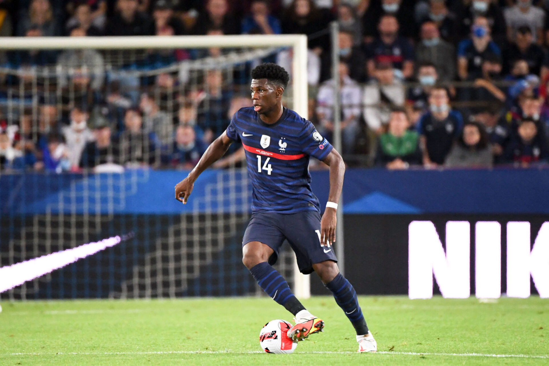 Malgr&eacute; les belles ouvertures de Paul Pogba, les Bleus ont but&eacute; sur le bloc bosnien. Icon Sport