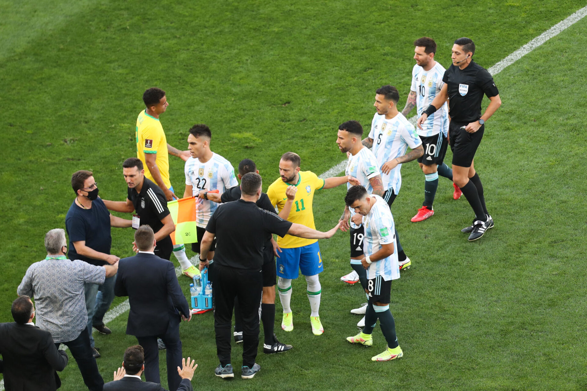 L'irruption d'un officiel des autorit&eacute;s sanitaires br&eacute;siliennes sur la pelouse a provoqu&eacute; la suspension du match. Icon Sport